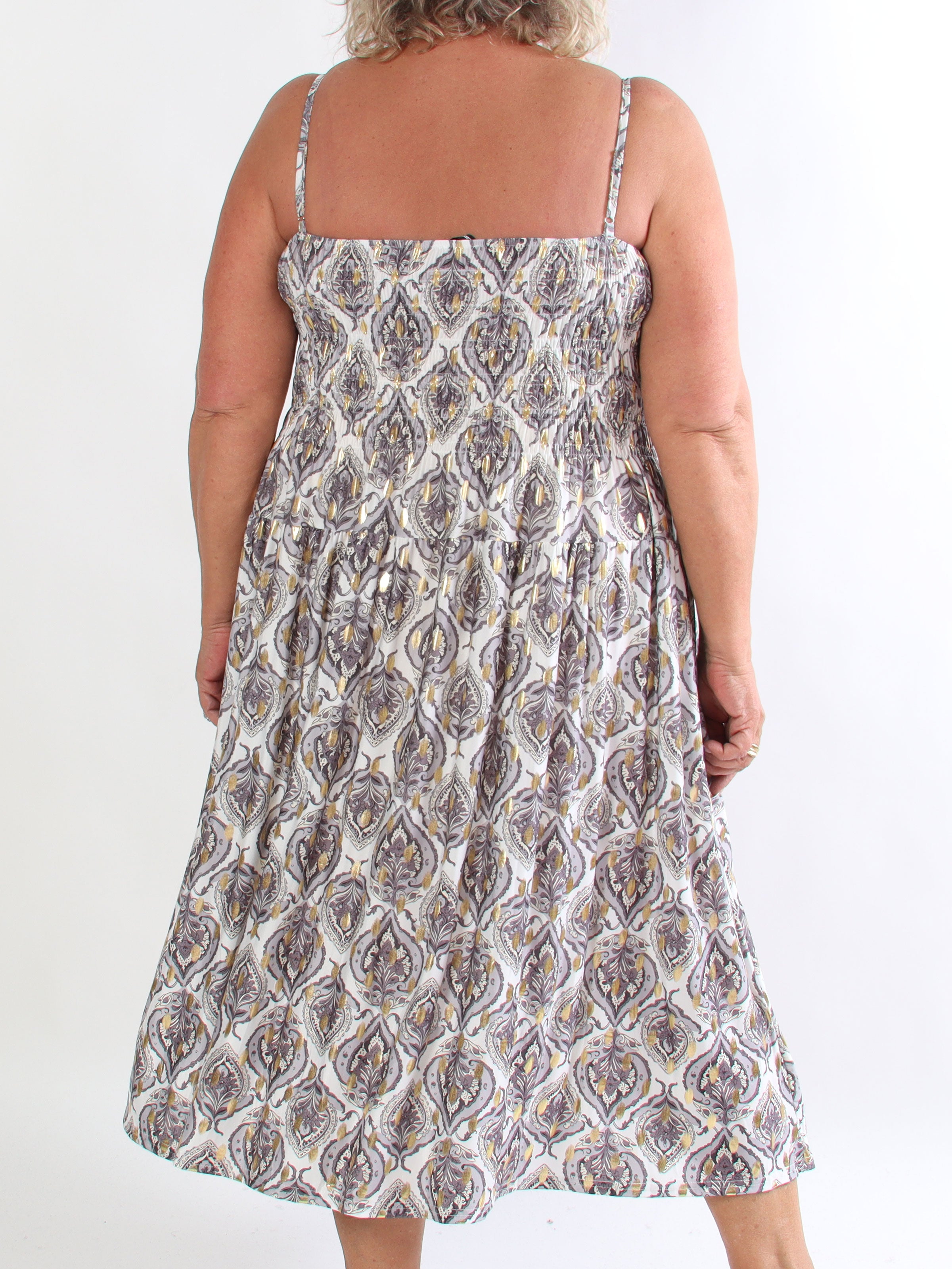 Maira Oasis - Plus size stropkjole med guld dutter og smock henover brystet