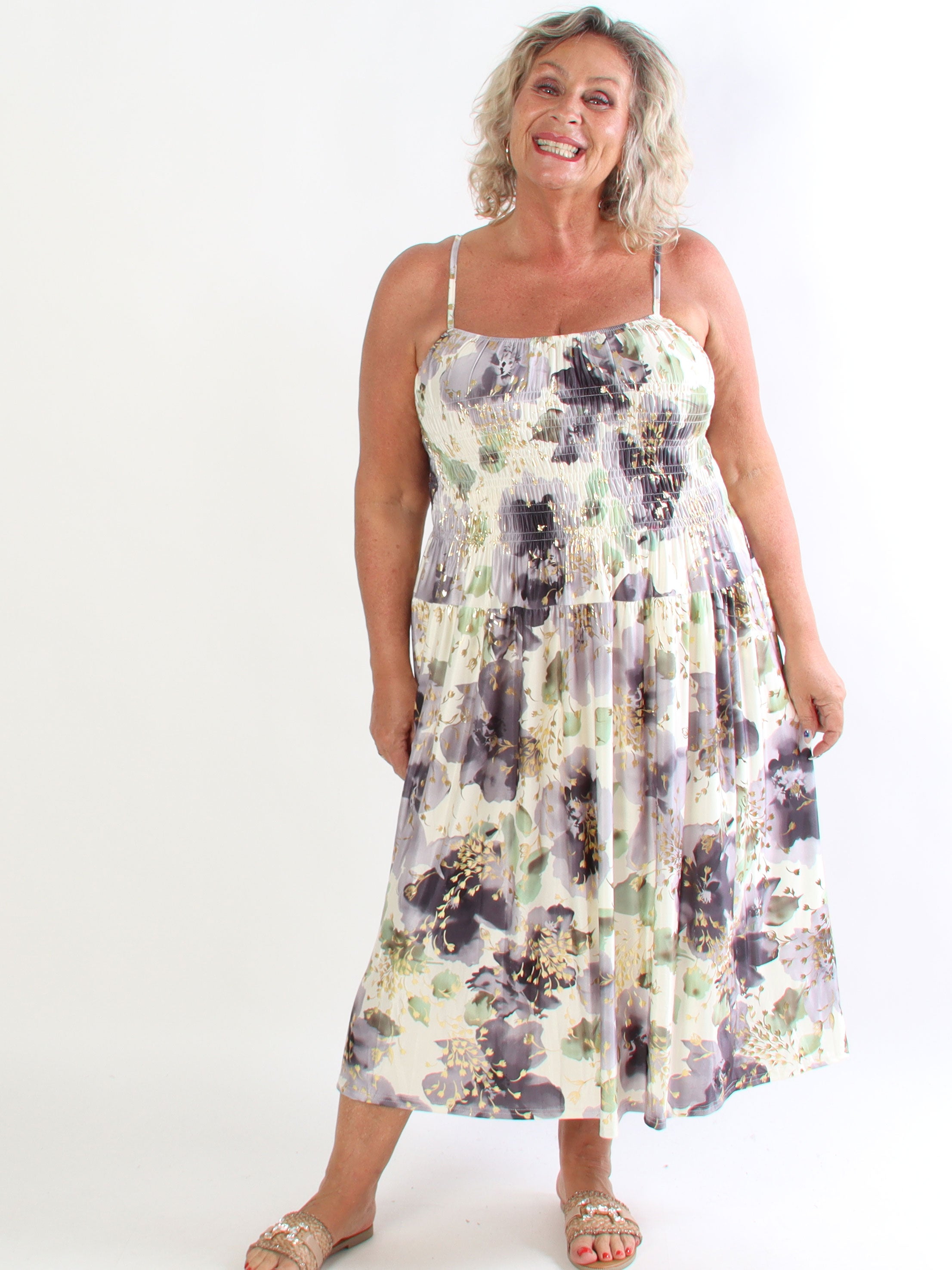 Maira Fiora - Elastisk plus size stropkjole med guld blomster og smock henover brystet