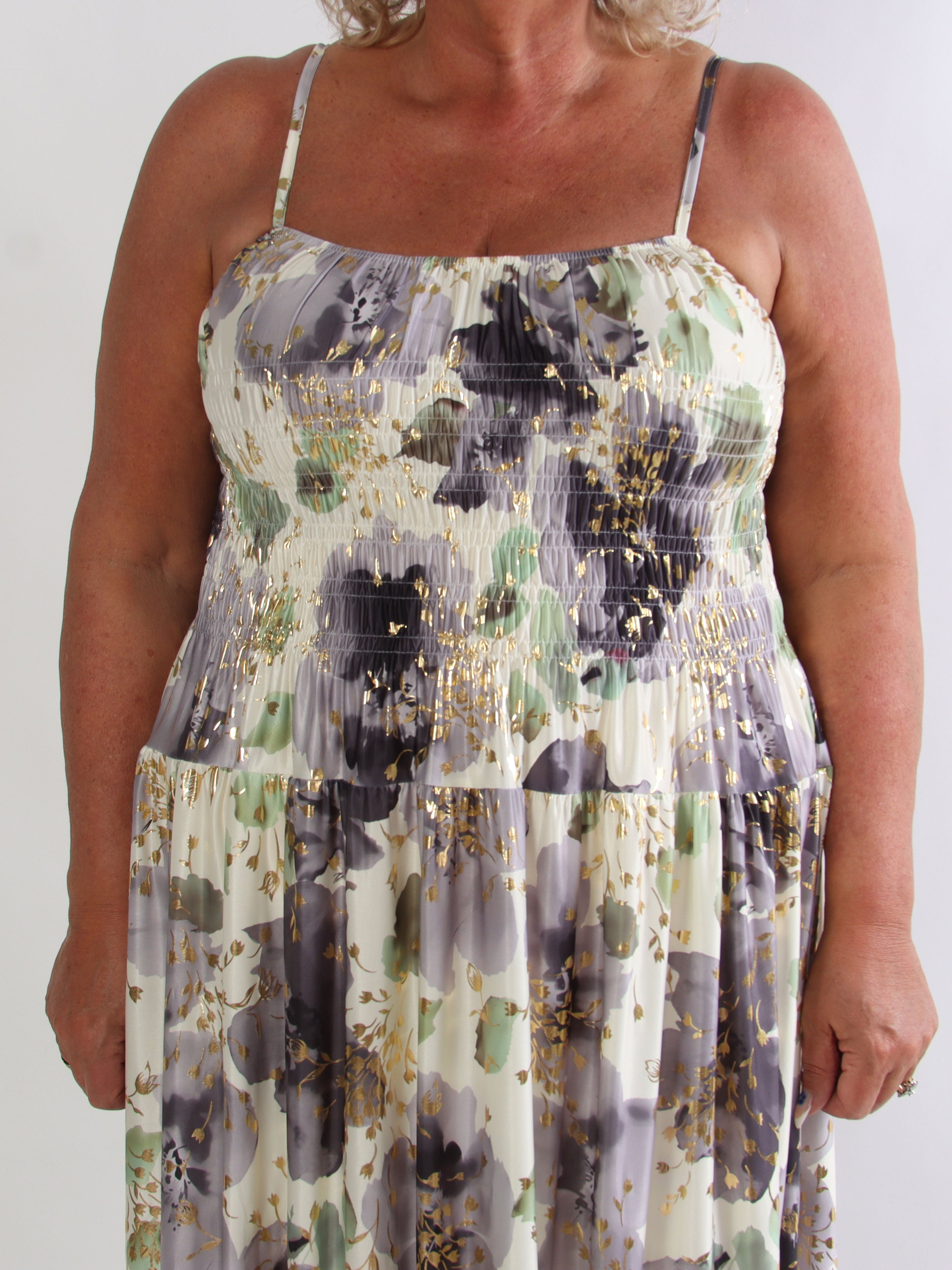 Maira Fiora - Elastisk plus size stropkjole med guld blomster og smock henover brystet