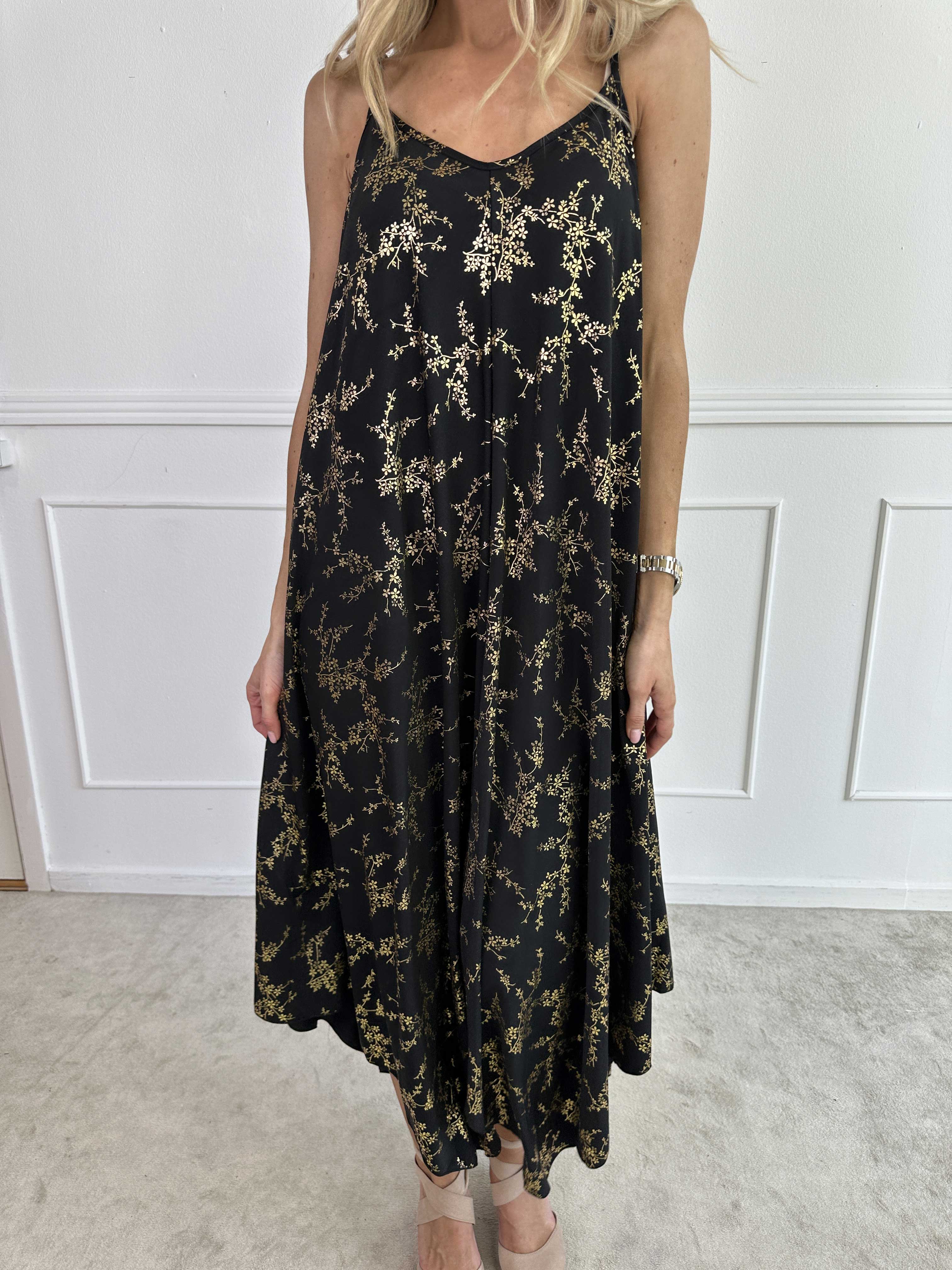 Maisie Gold - Stropkjole i elastisk stof med guld print