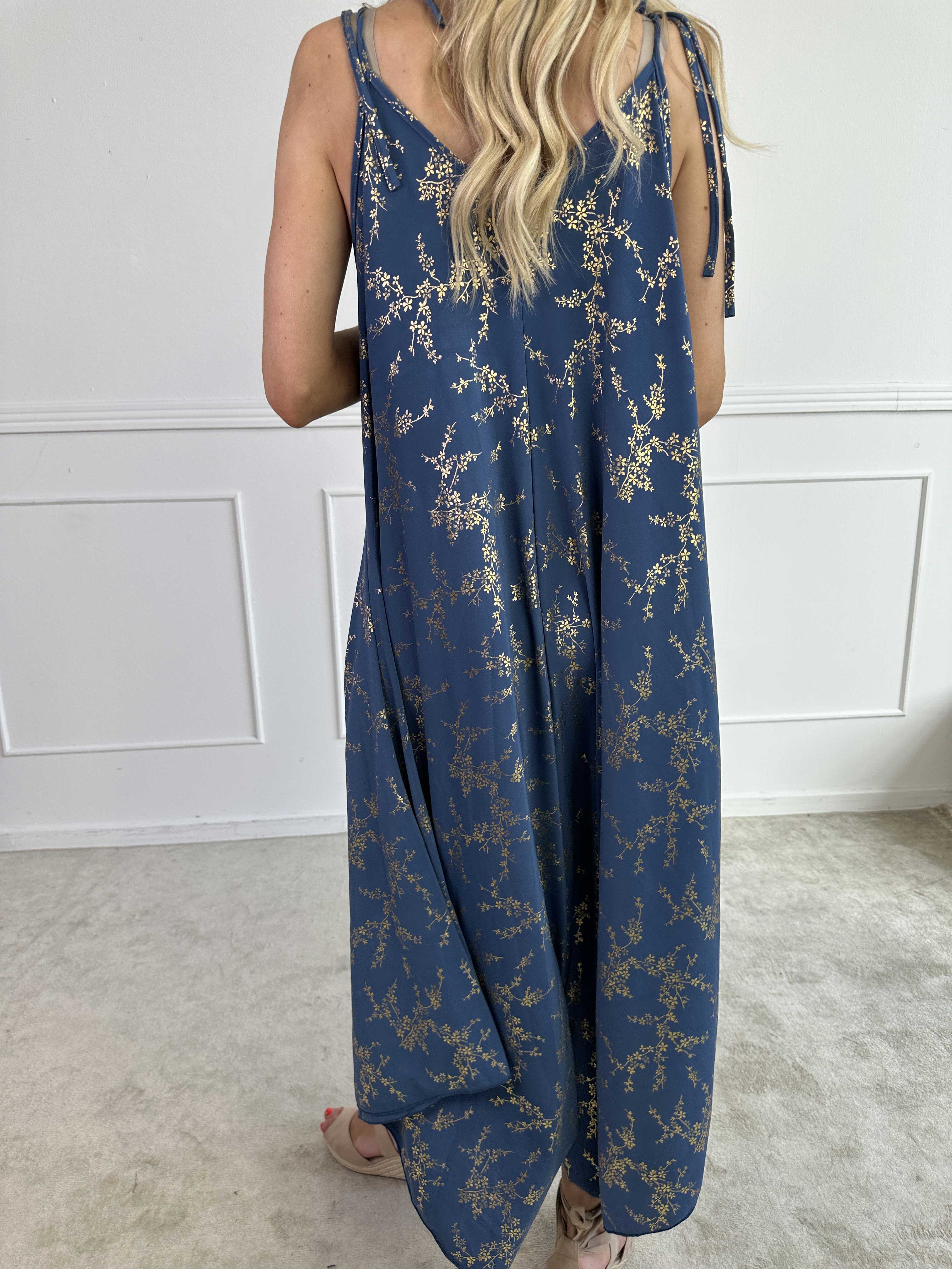 Maisie Gold - Stropkjole i elastisk stof med guld print