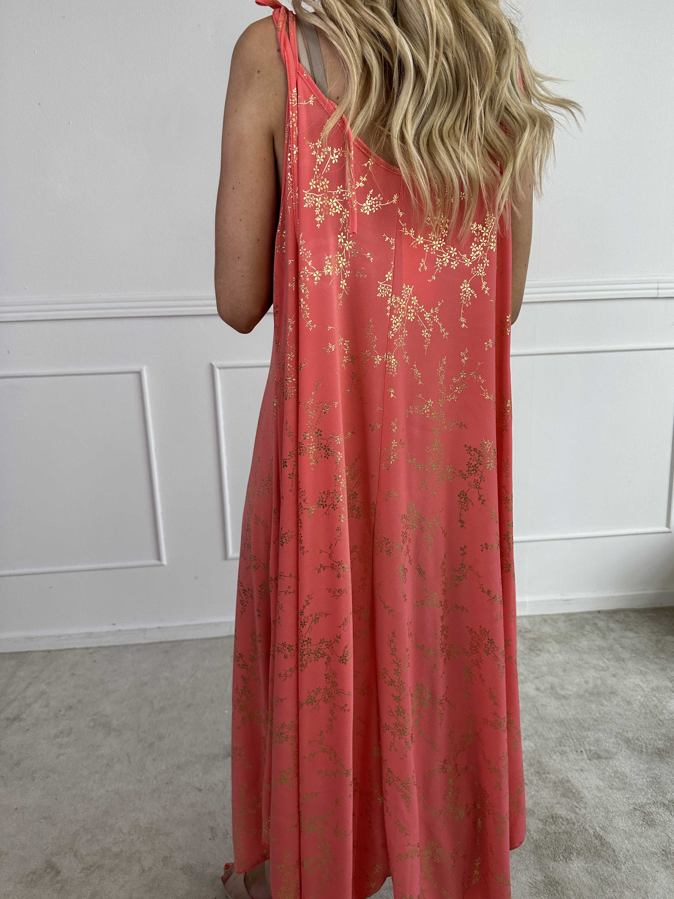 Maisie Gold - Stropkjole i elastisk stof med guld print