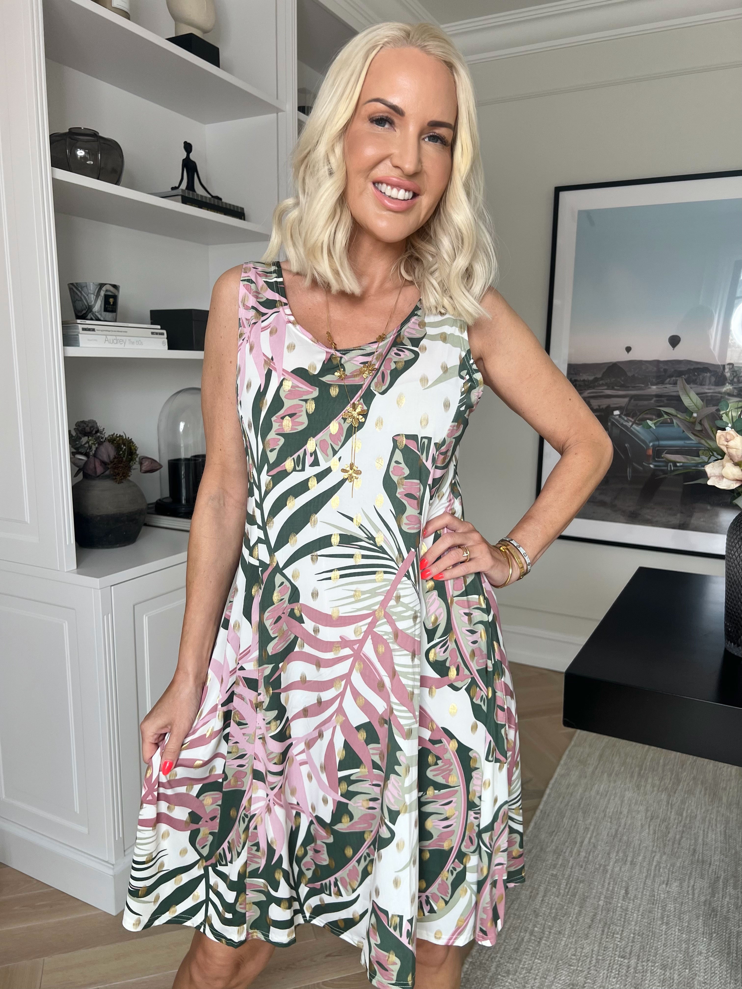Maj Glowleaf - Elastisk sommerkjole i a-facon med bladmotiver