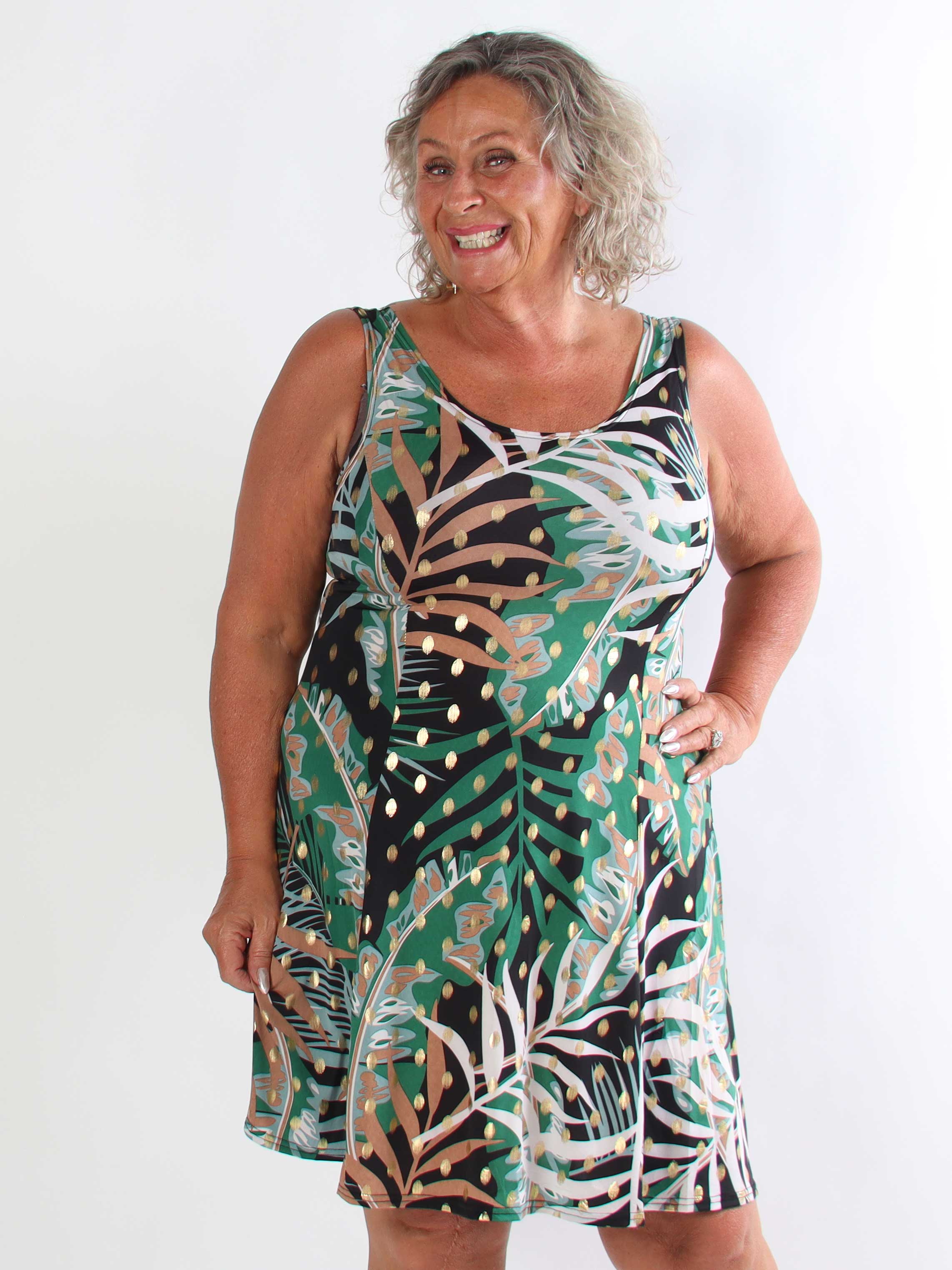 Maj Glowleaf - Elastisk plus size sommerkjole i a-facon med bladmotiver