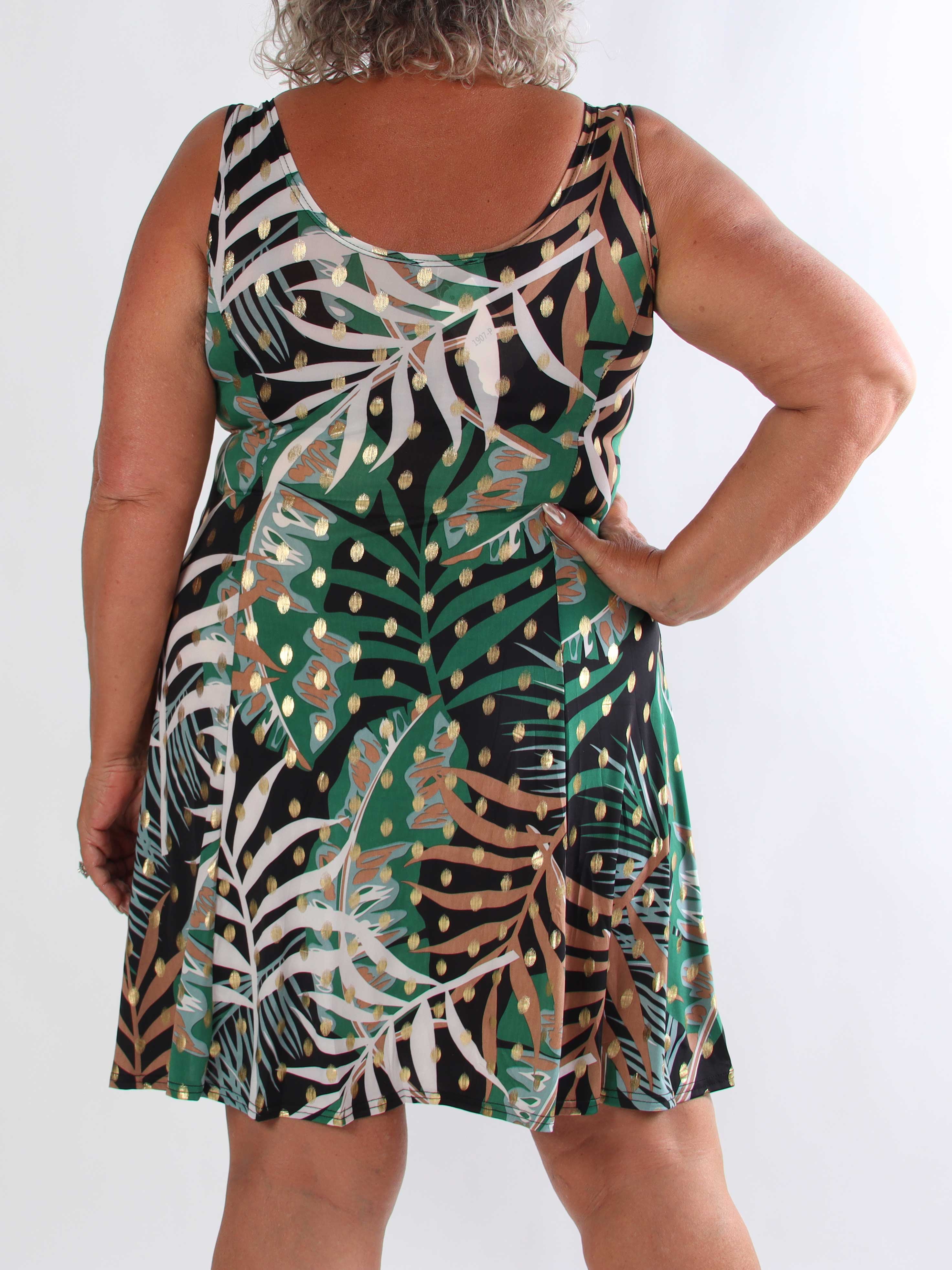Maj Glowleaf - Elastisk plus size sommerkjole i a-facon med bladmotiver