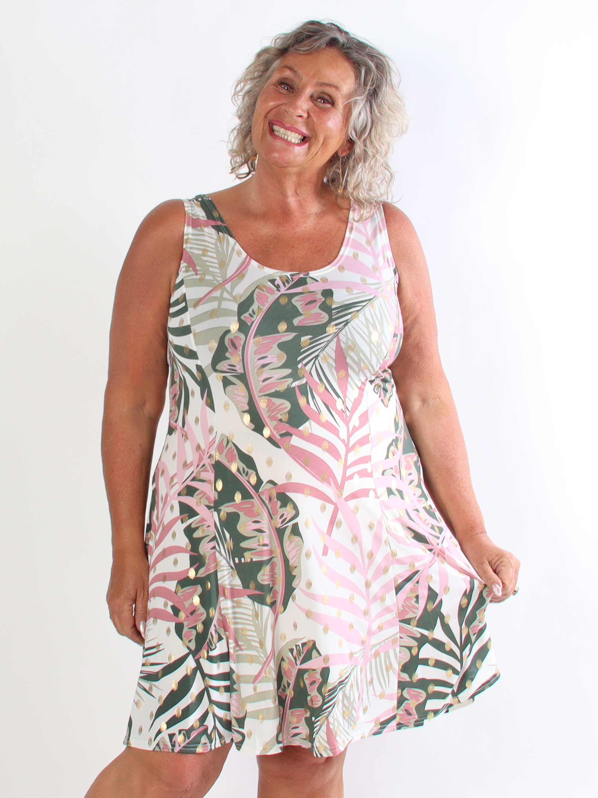 Maj Glowleaf - Elastisk plus size sommerkjole i a-facon med bladmotiver