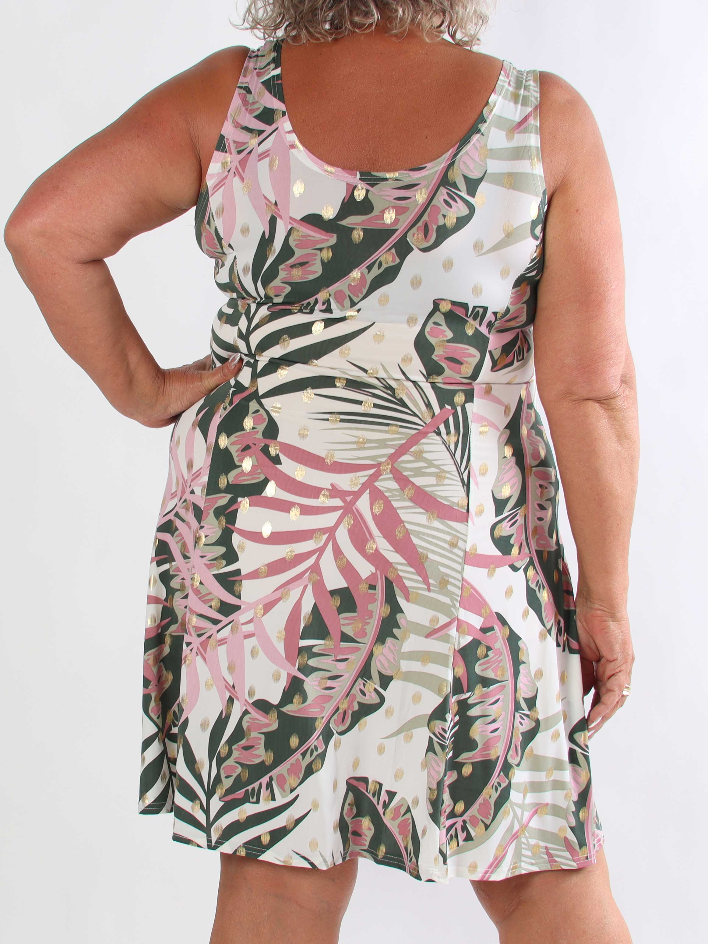 Maj Glowleaf - Elastisk plus size sommerkjole i a-facon med bladmotiver