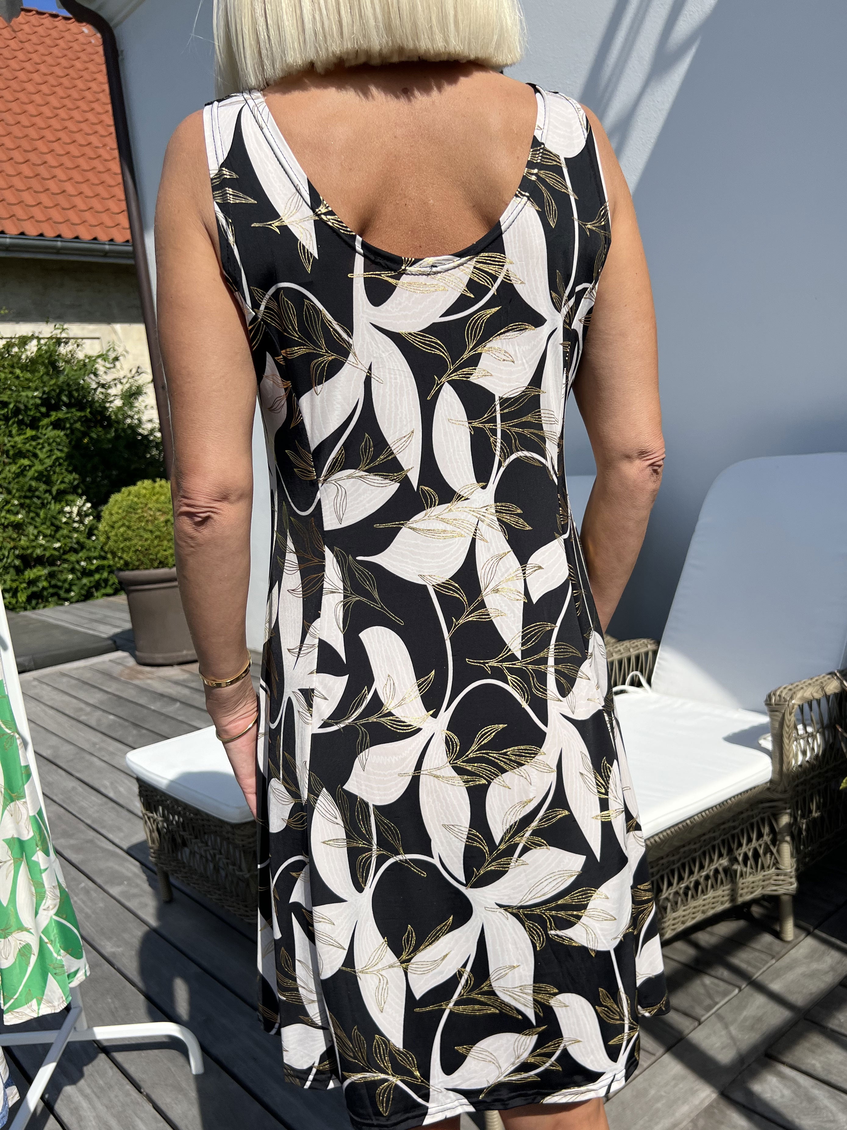 Maj Gold Leaf - Sød elastisk sommerkjole med bladmønster