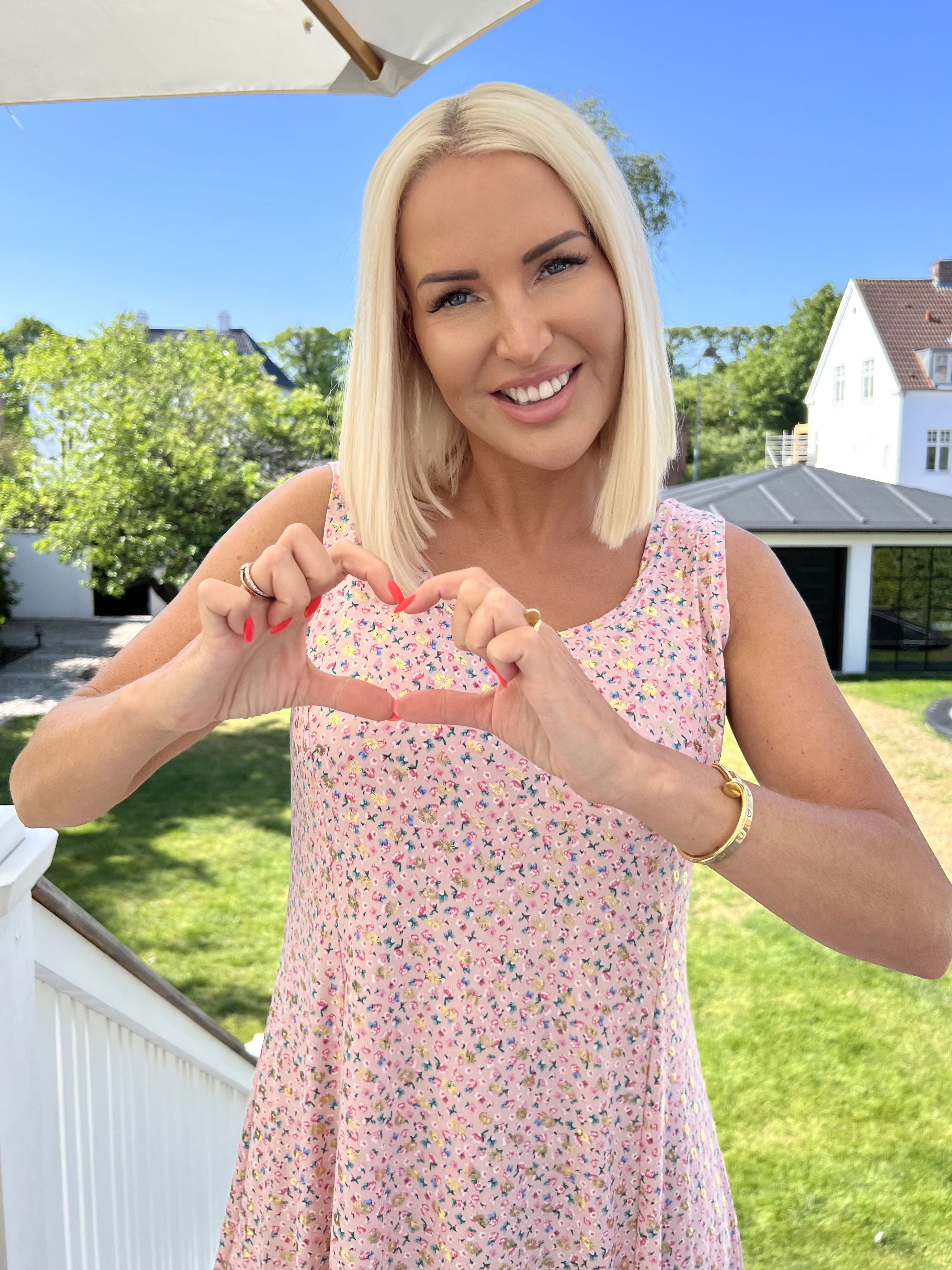 Maj Gold Flower - Sød elastisk sommerkjole med bladmønster