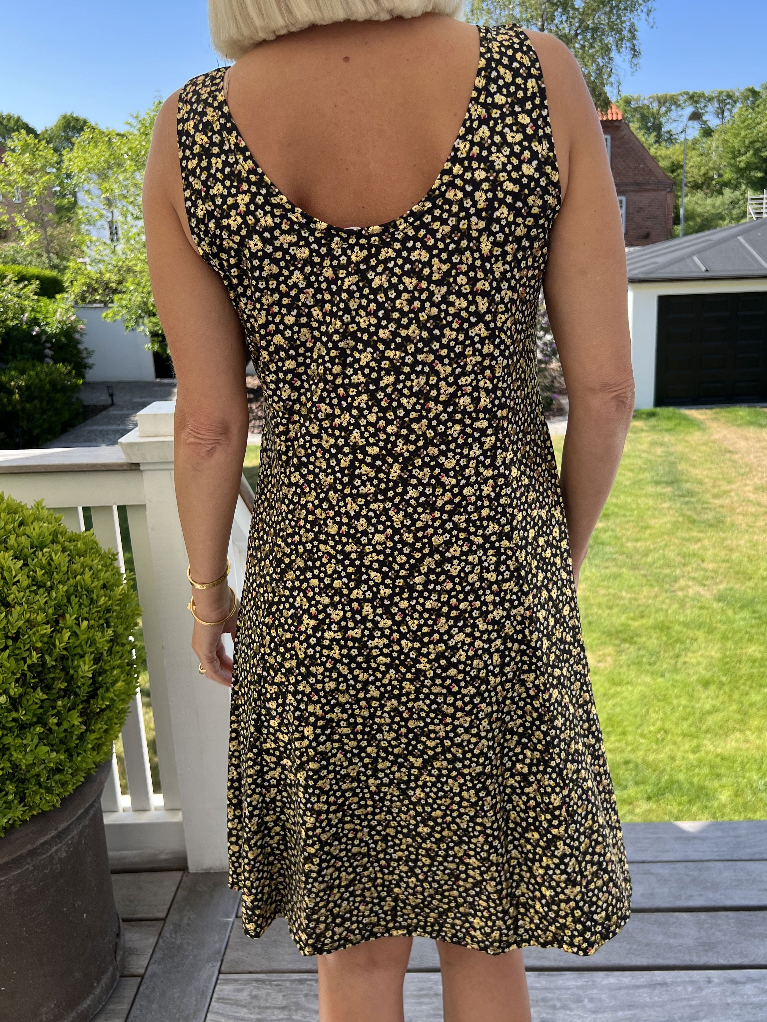 Maj Gold Flower - Sød elastisk sommerkjole med bladmønster