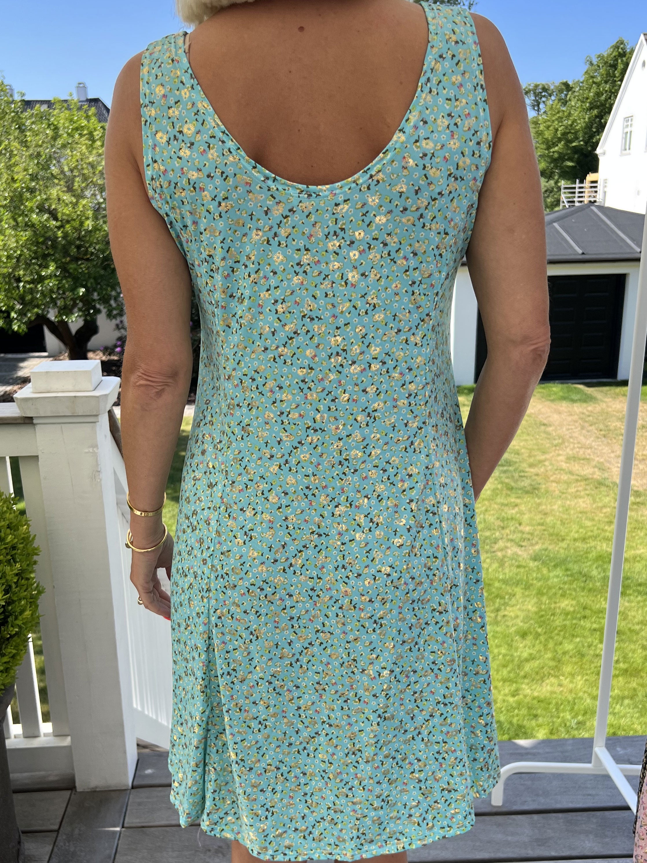 Maj Gold Flower - Sød elastisk sommerkjole med bladmønster