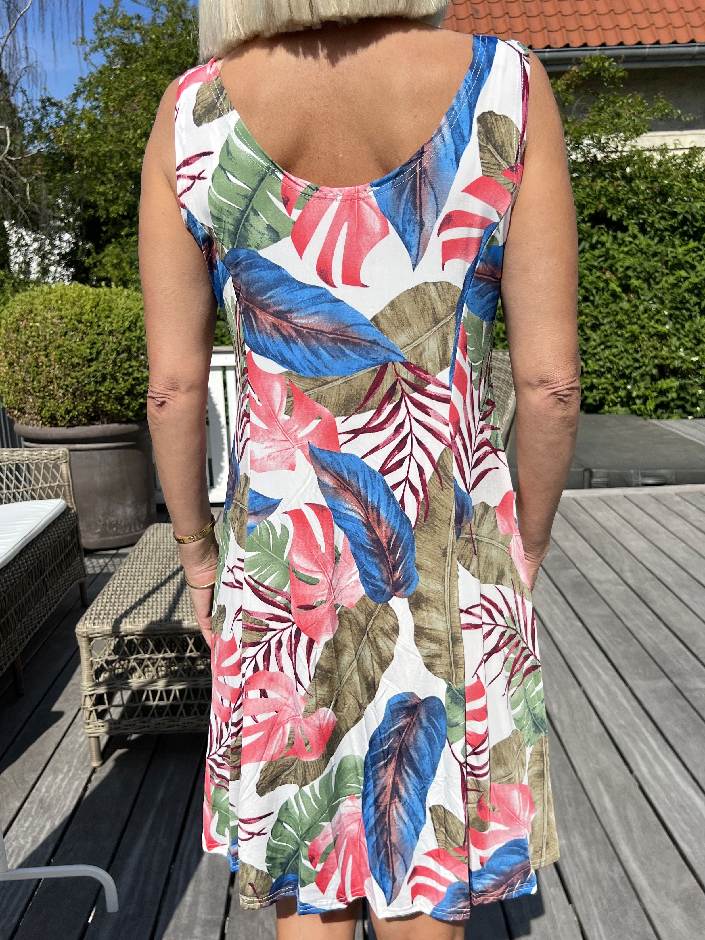 Maj Multi Leaf - Sød elastisk sommerkjole med bladmønster