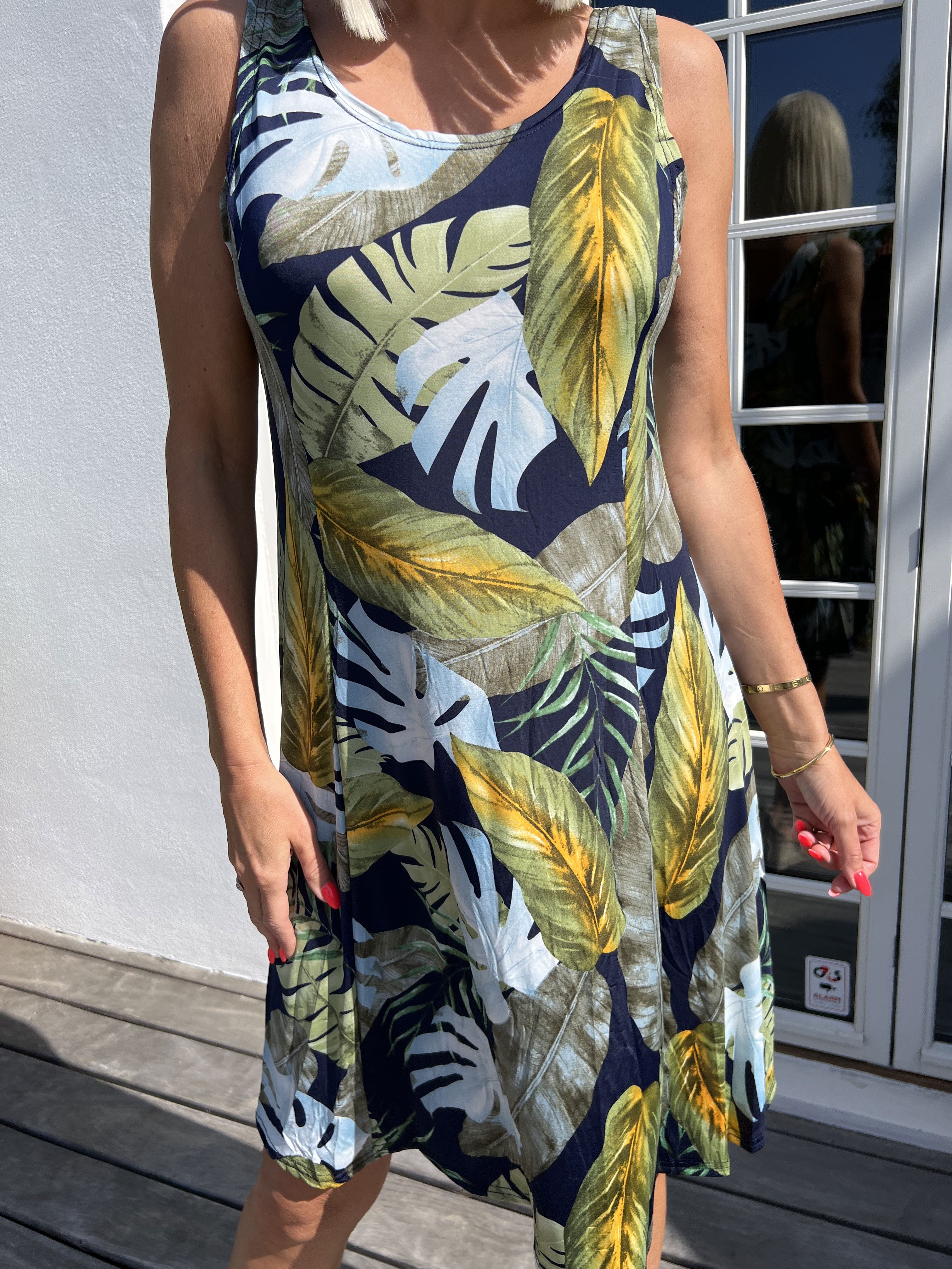 Maj Multi Leaf - Sød elastisk sommerkjole med bladmønster