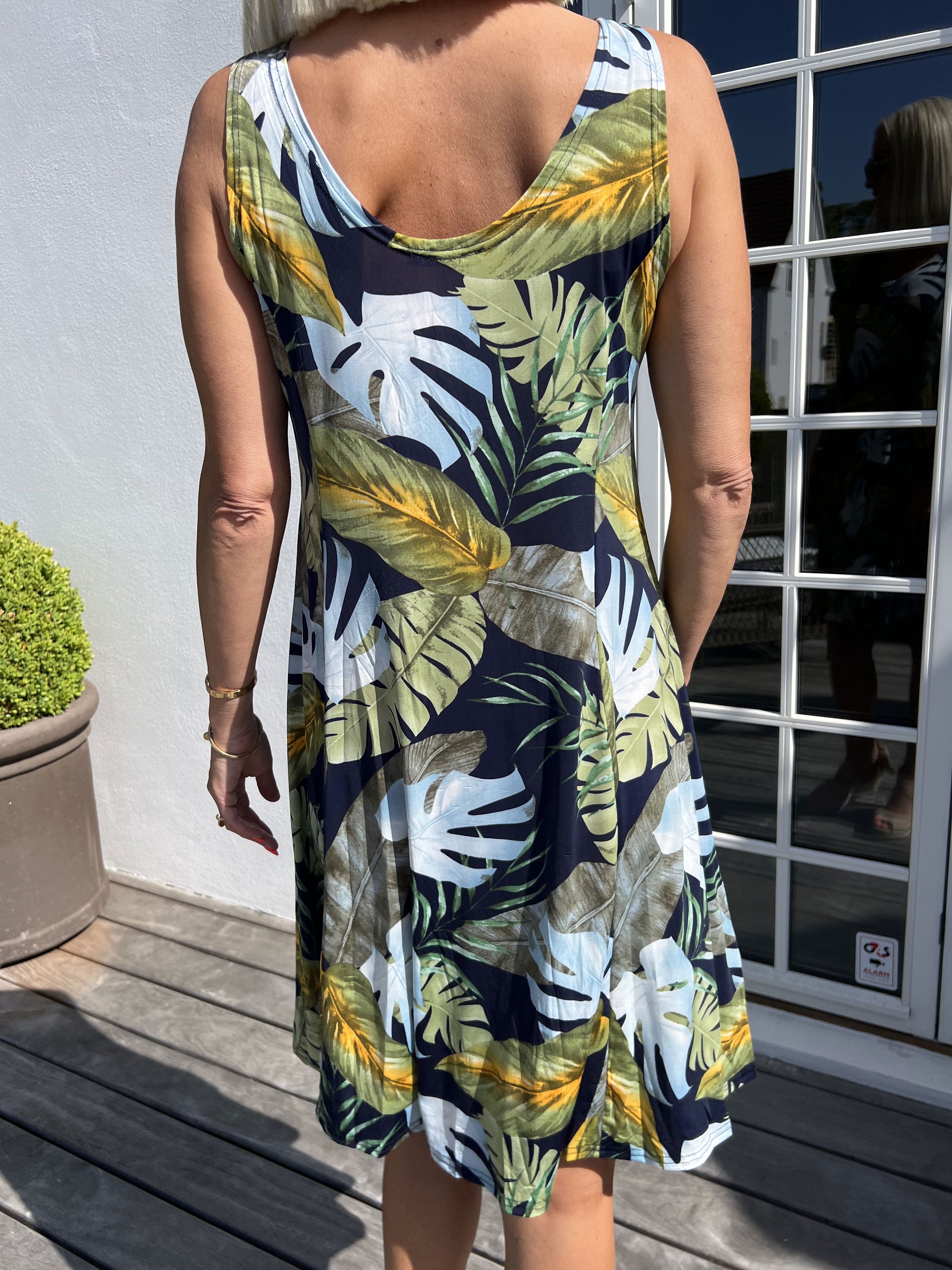 Maj Multi Leaf - Sød elastisk sommerkjole med bladmønster