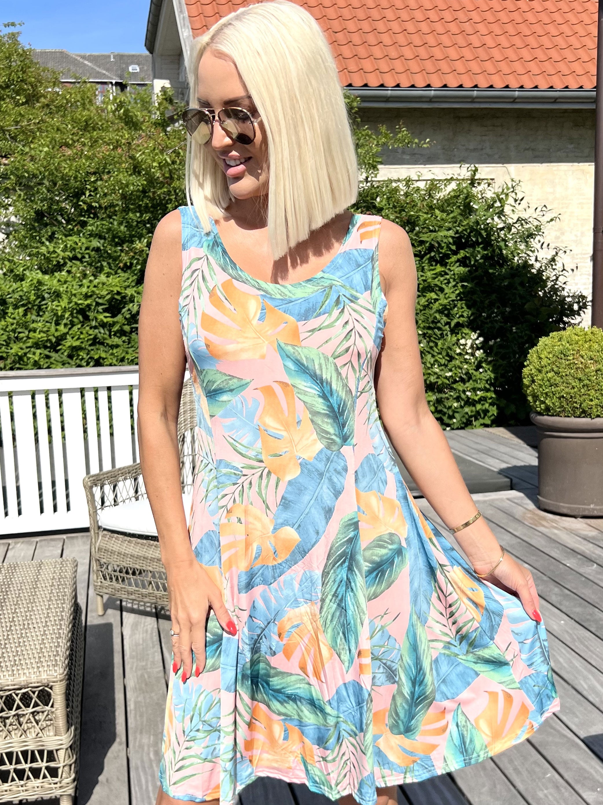 Maj Multi Leaf - Sød elastisk sommerkjole med bladmønster