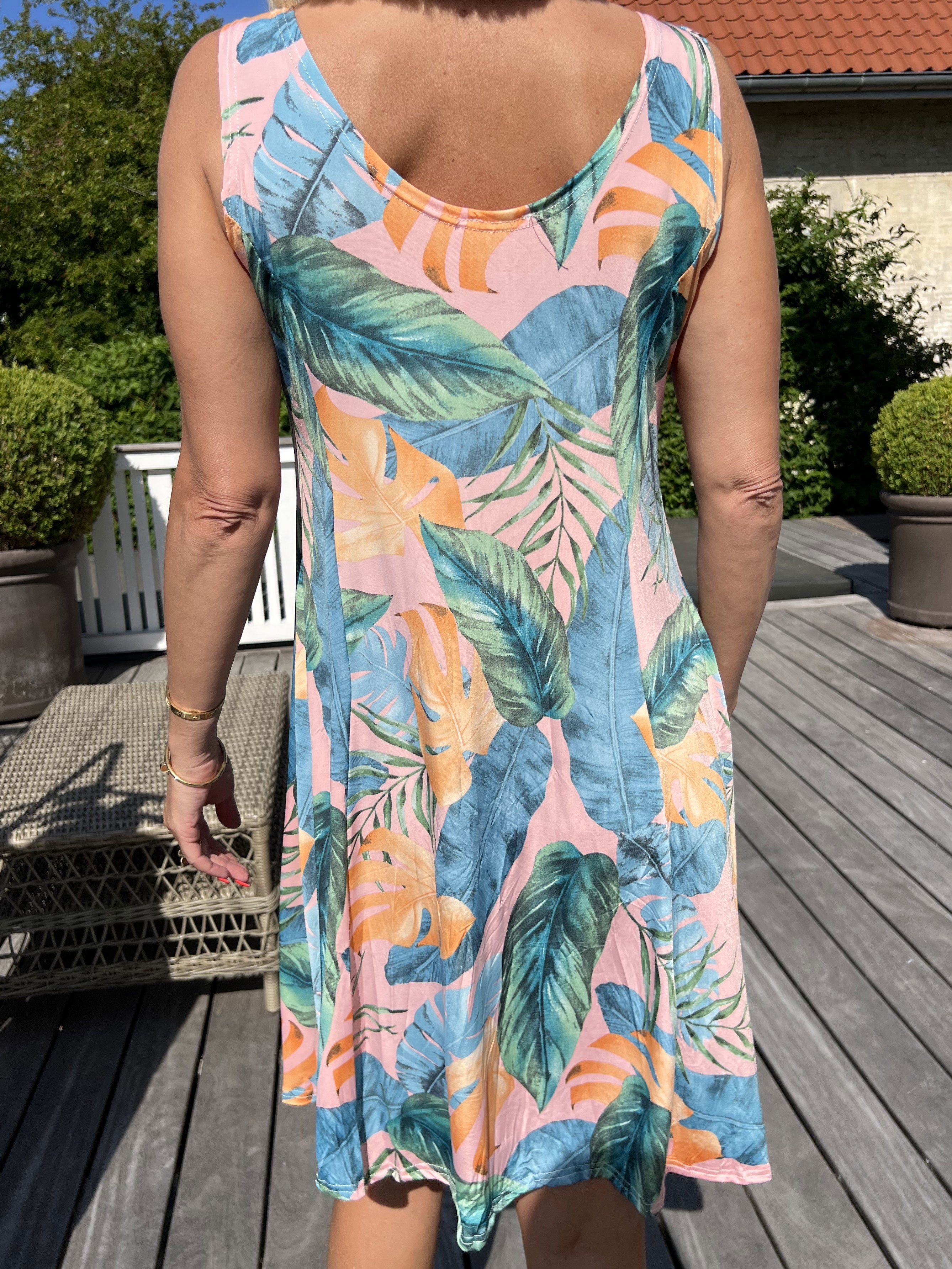 Maj Multi Leaf - Sød elastisk sommerkjole med bladmønster