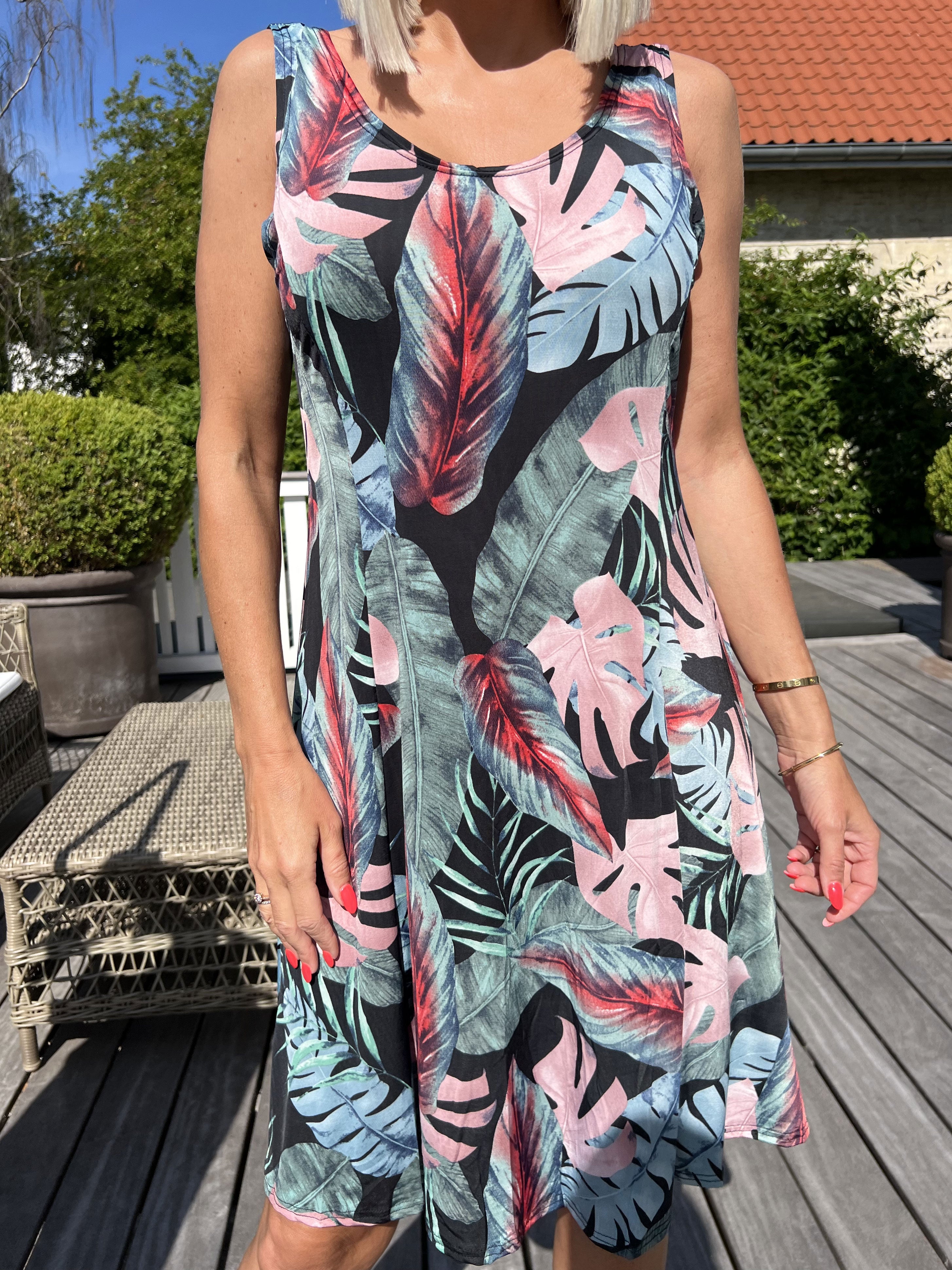 Maj Multi Leaf - Sød elastisk sommerkjole med bladmønster