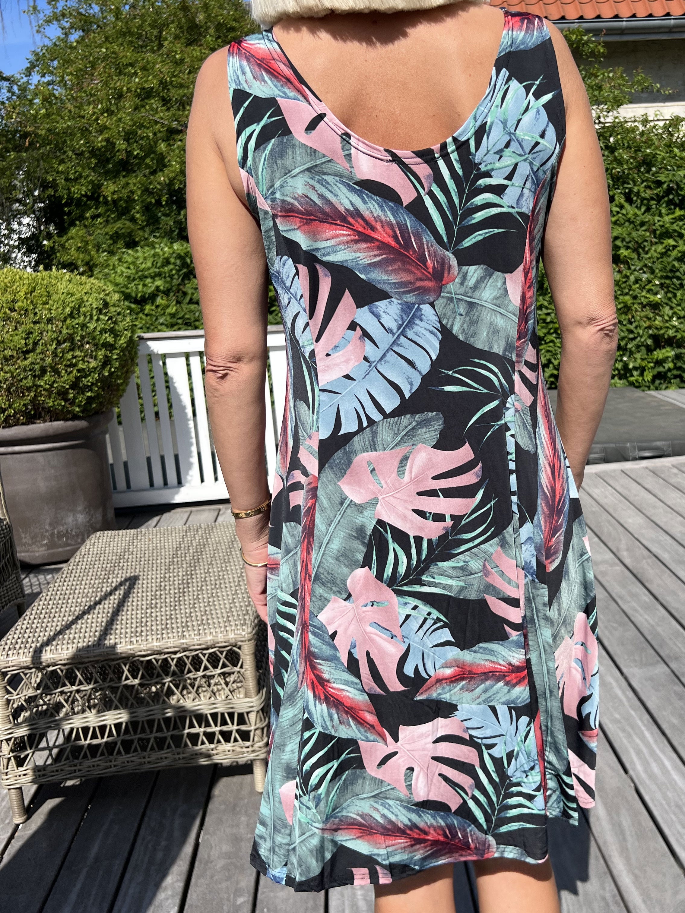 Maj Multi Leaf - Sød elastisk sommerkjole med bladmønster