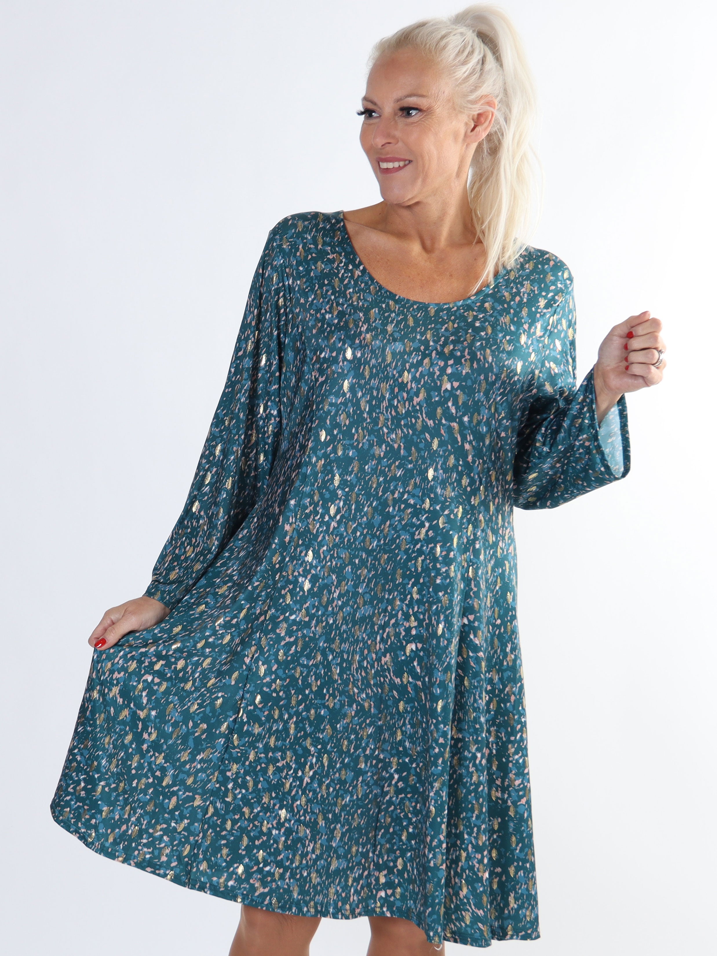 Maj Pattern L/S - Elastisk plus size kjole i print med gulddetaljer