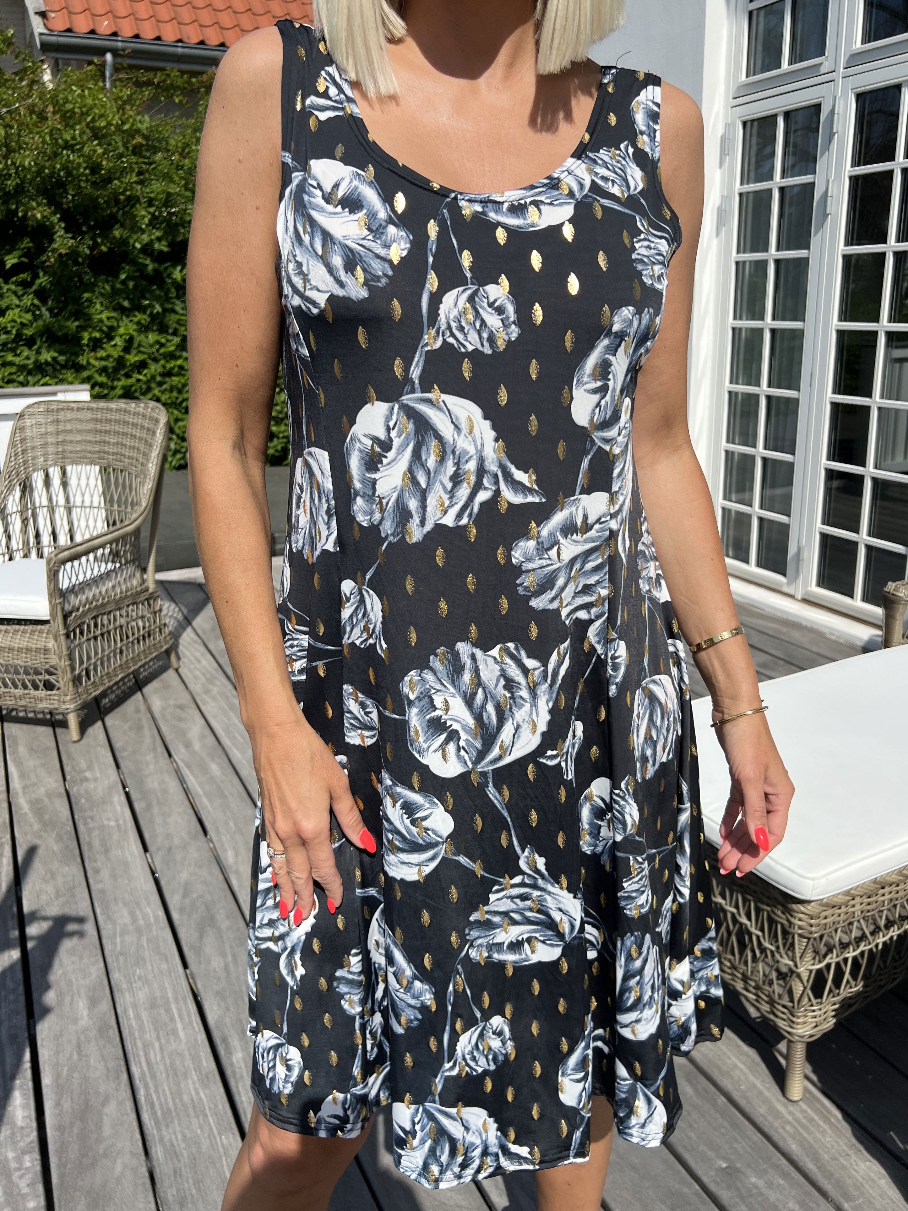 Maj Rose - Sød elastisk sommerkjole med rose motiver