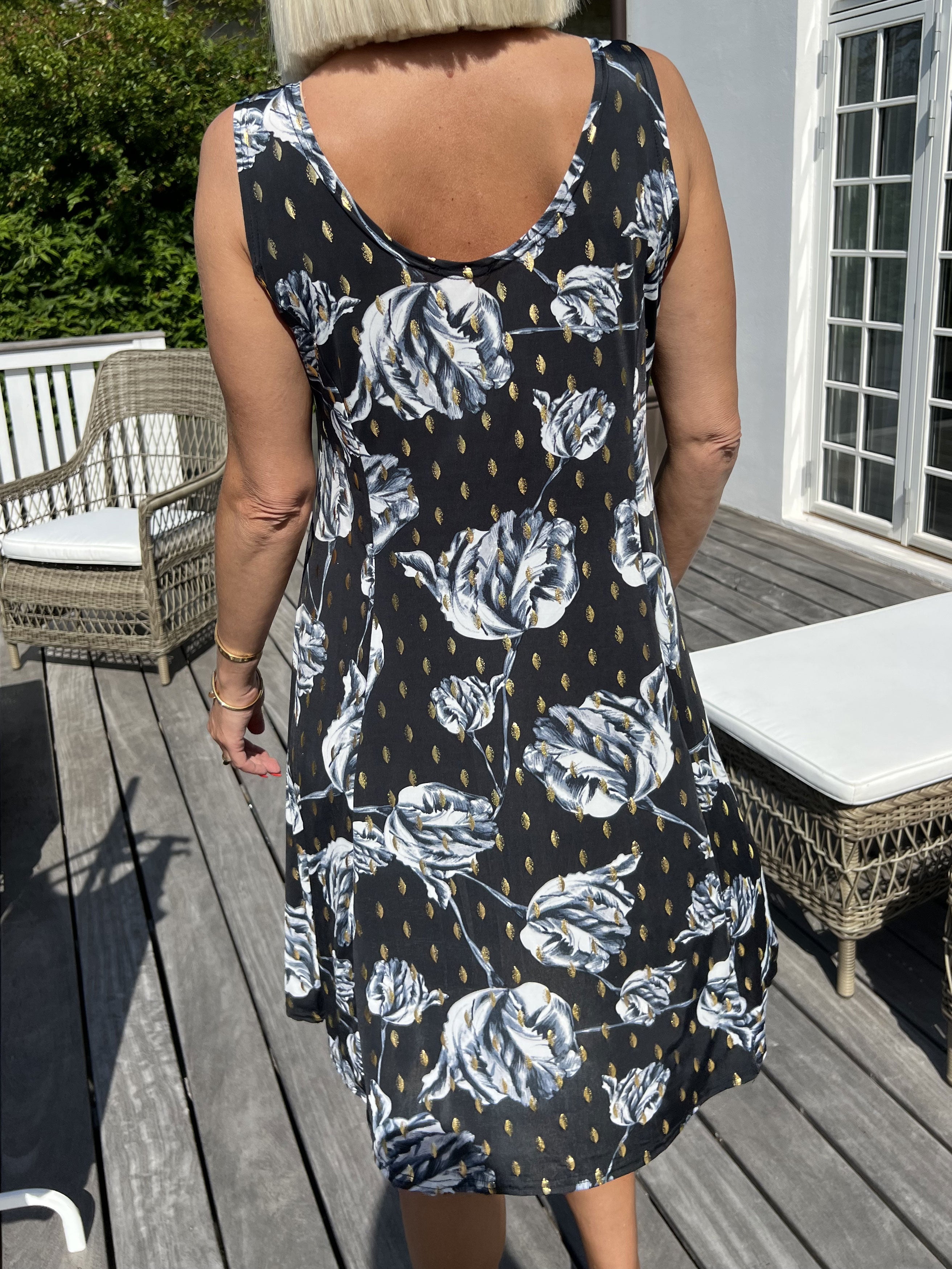 Maj Rose - Sød elastisk sommerkjole med rose motiver