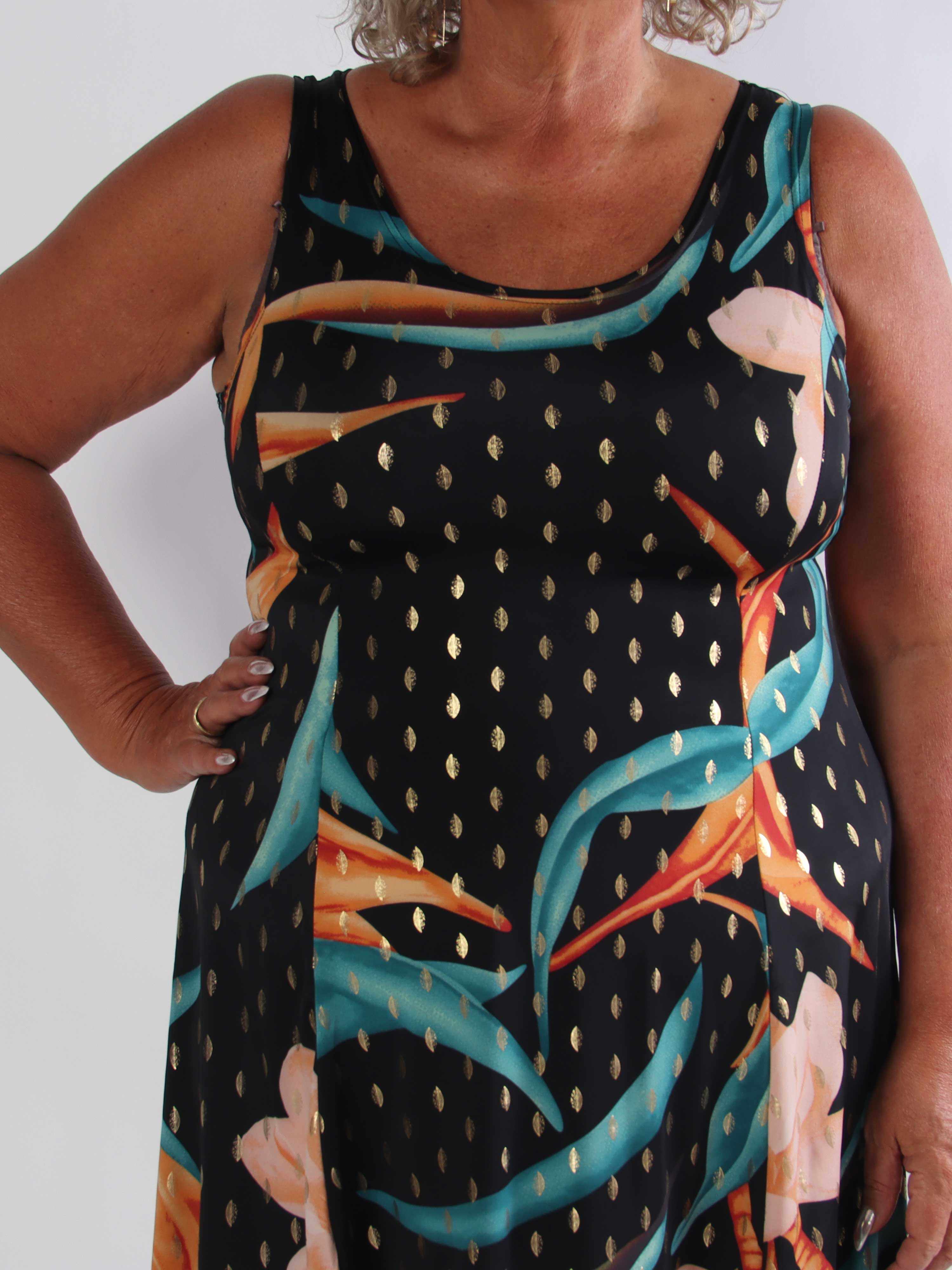 Maj Tropica - Elastisk mønstret plus size sommerkjole i a-facon
