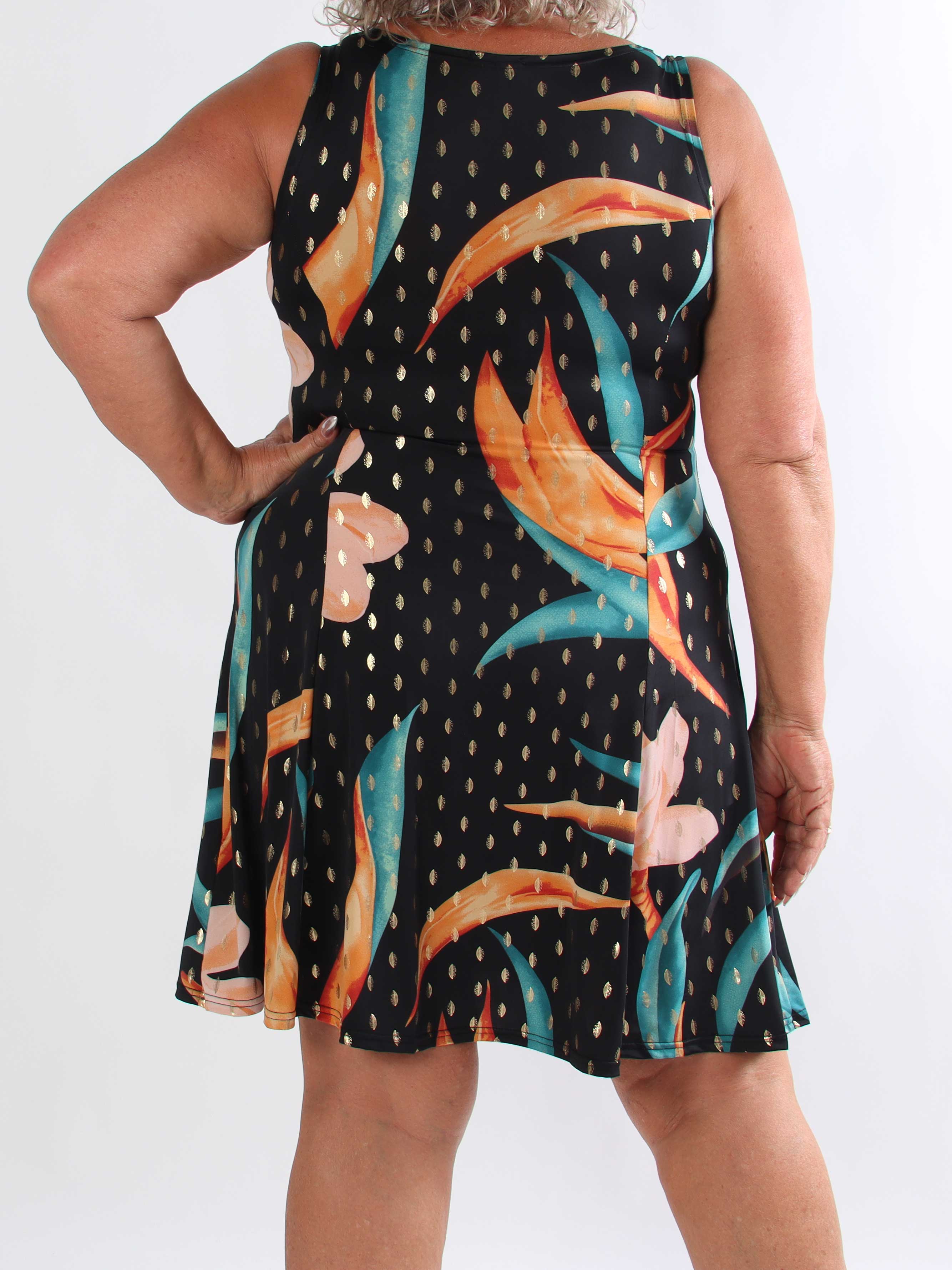 Maj Tropica - Elastisk mønstret plus size sommerkjole i a-facon