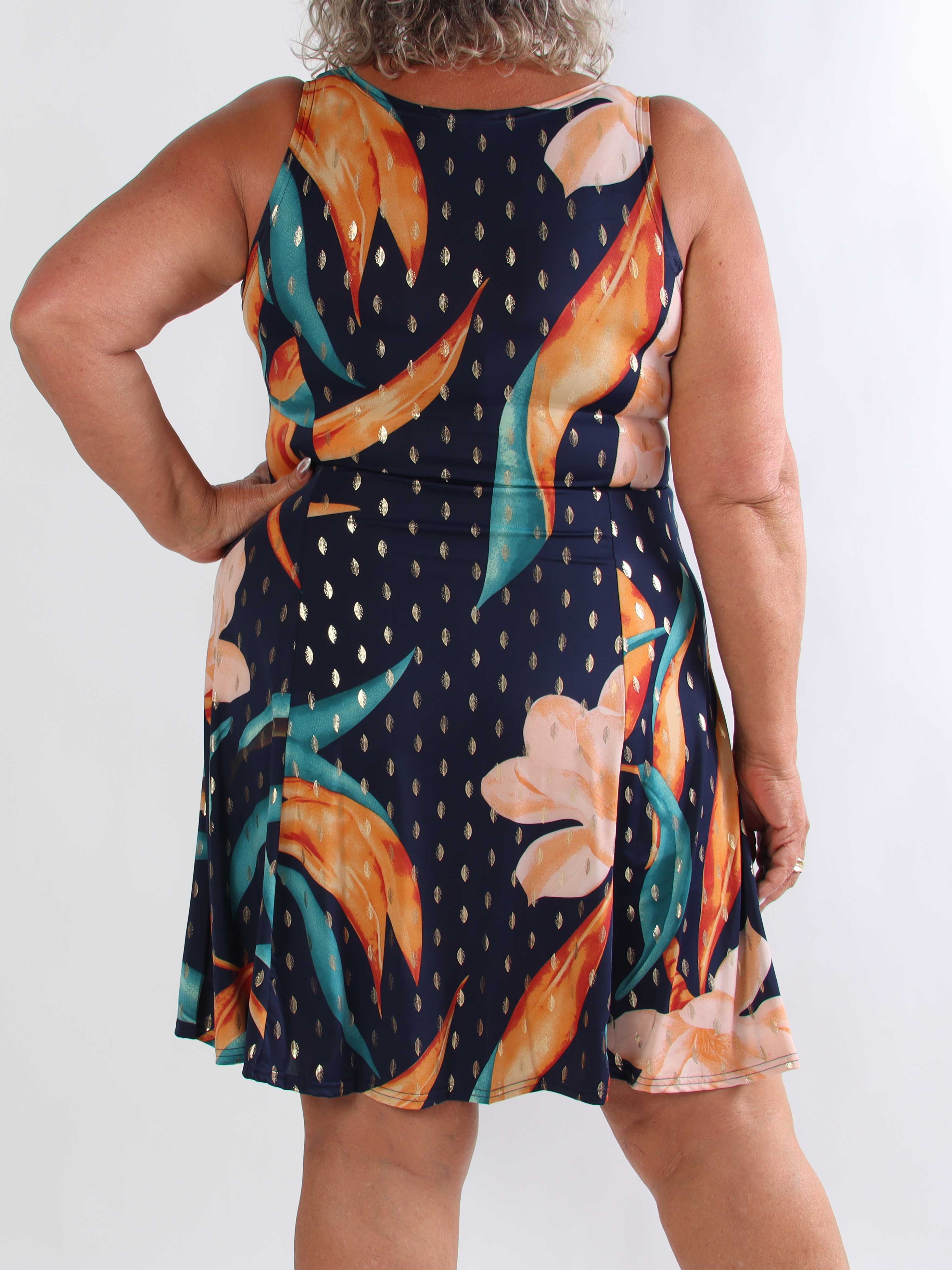 Maj Tropica - Elastisk mønstret plus size sommerkjole i a-facon