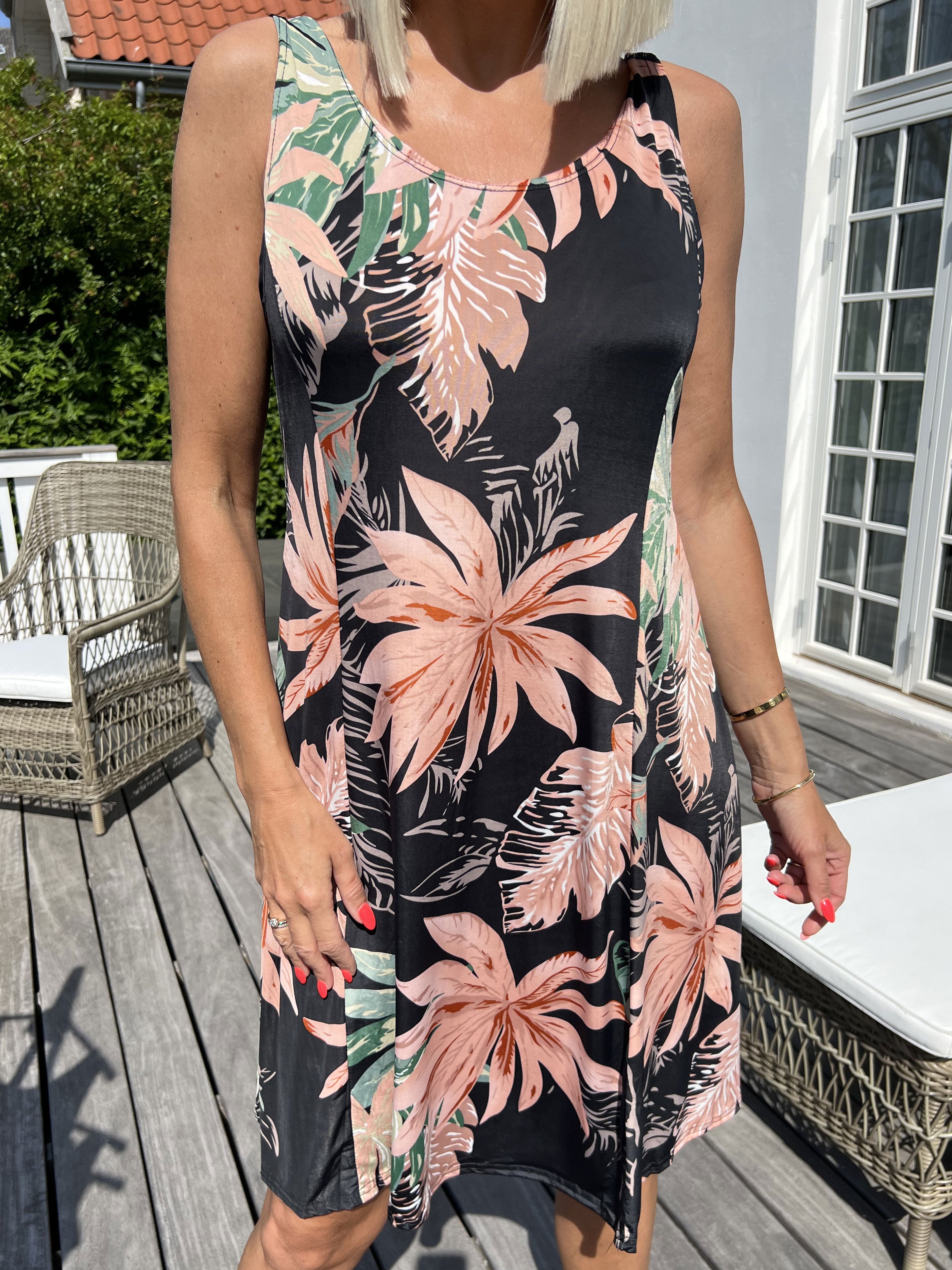 Maj Tropical -  Sød elastisk sommerkjole med blomster