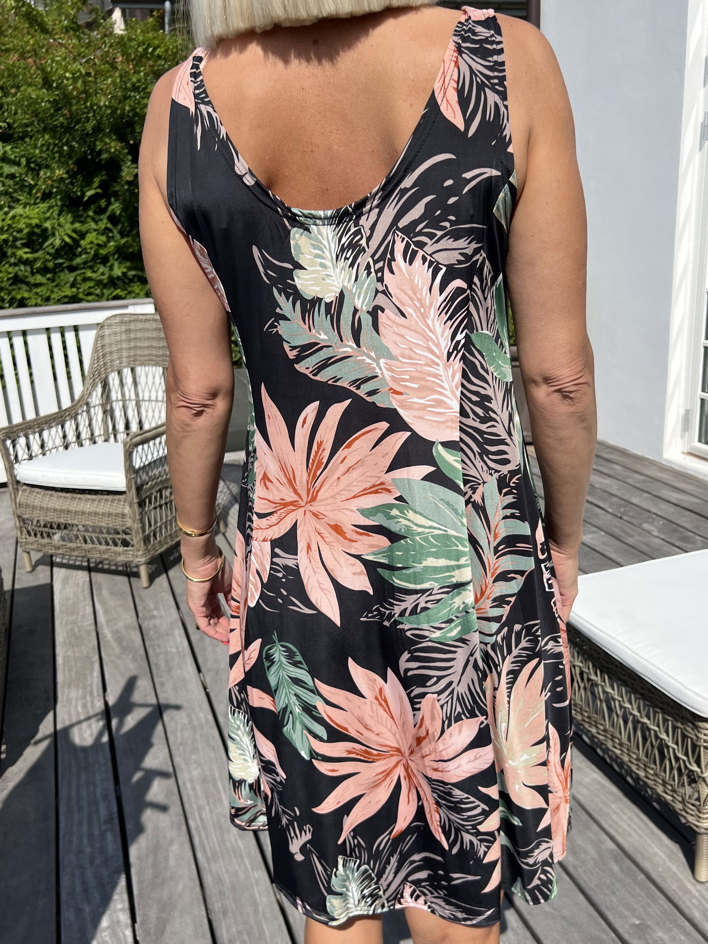 Maj Tropical -  Sød elastisk sommerkjole med blomster