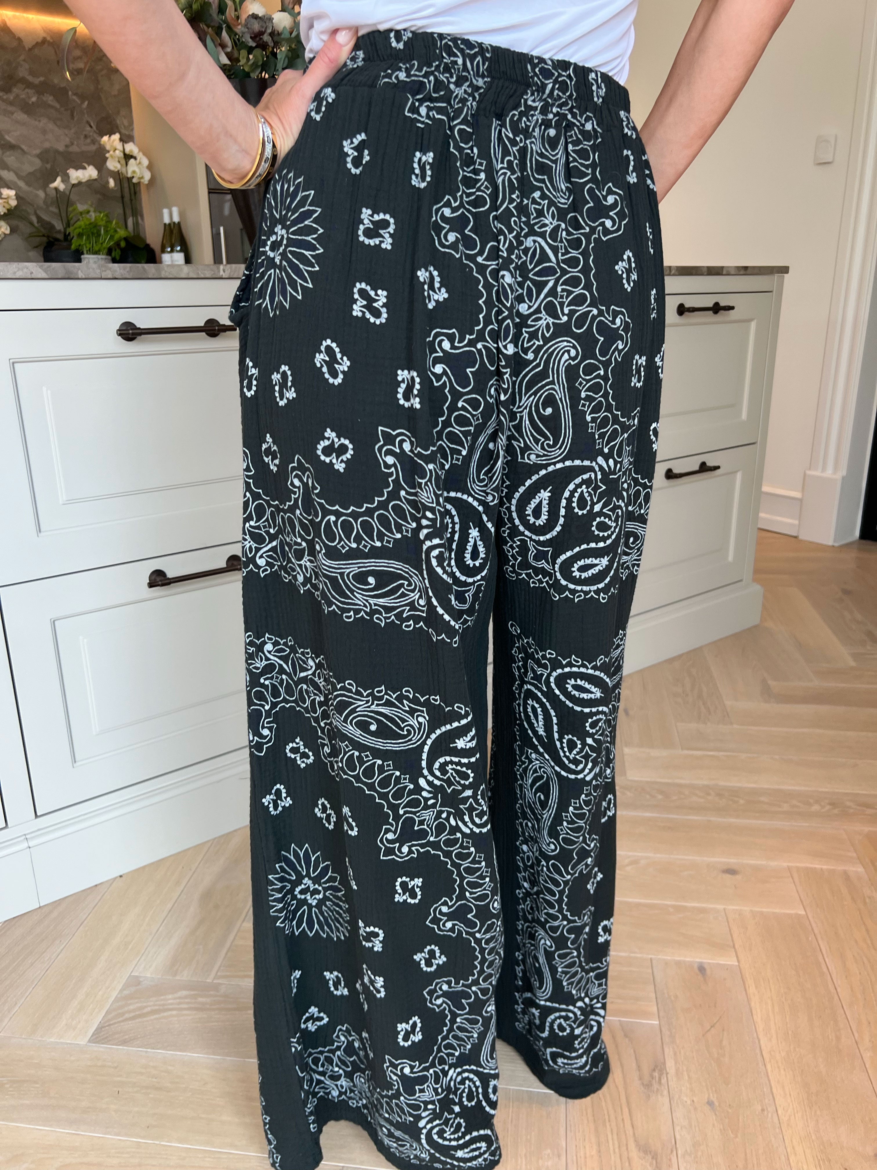Malina - Bløde musselinbukser i bomuld med elegant paisley mønster