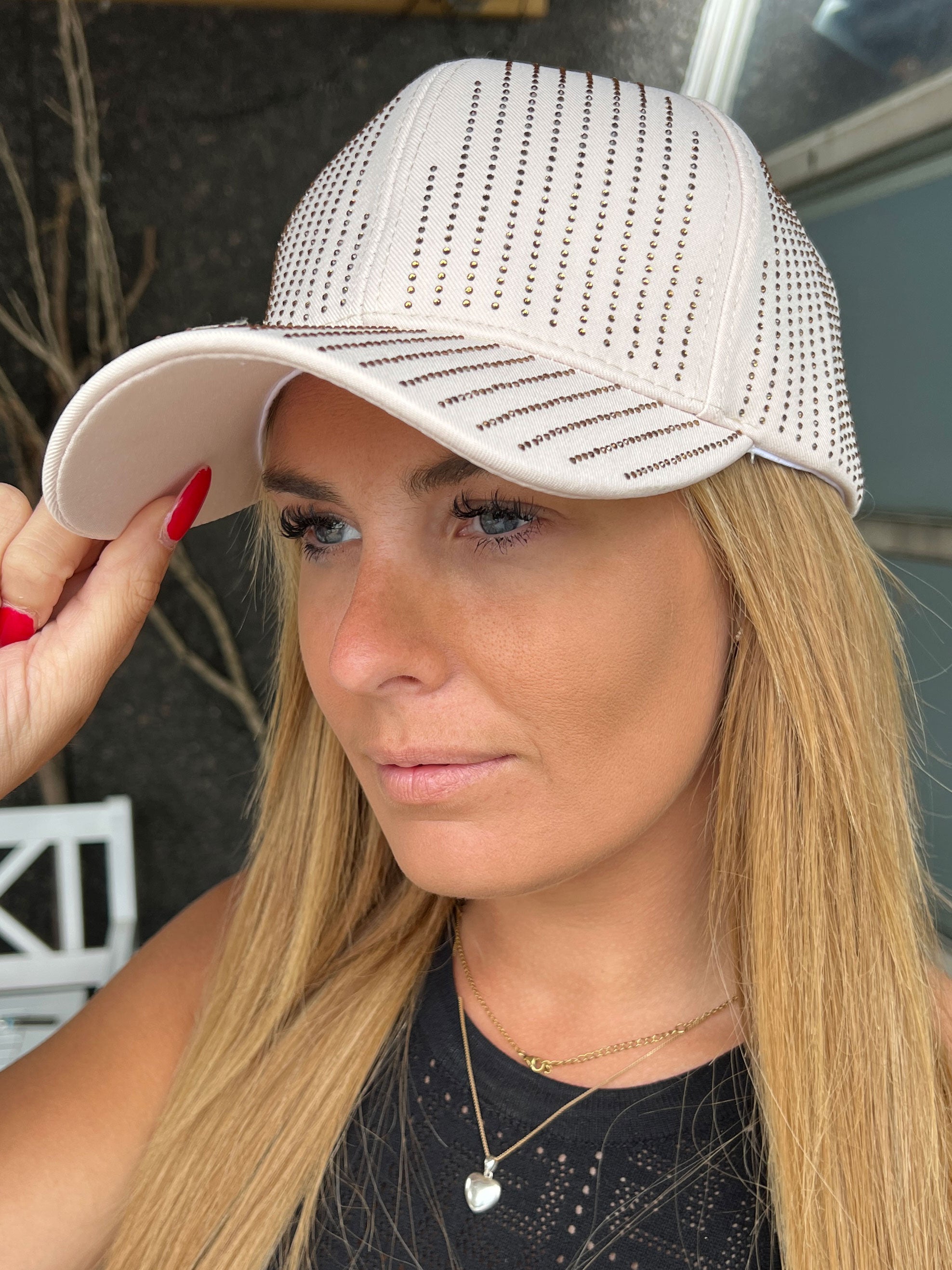 Mallie - Ensfarvet kasket pyntet med similisten