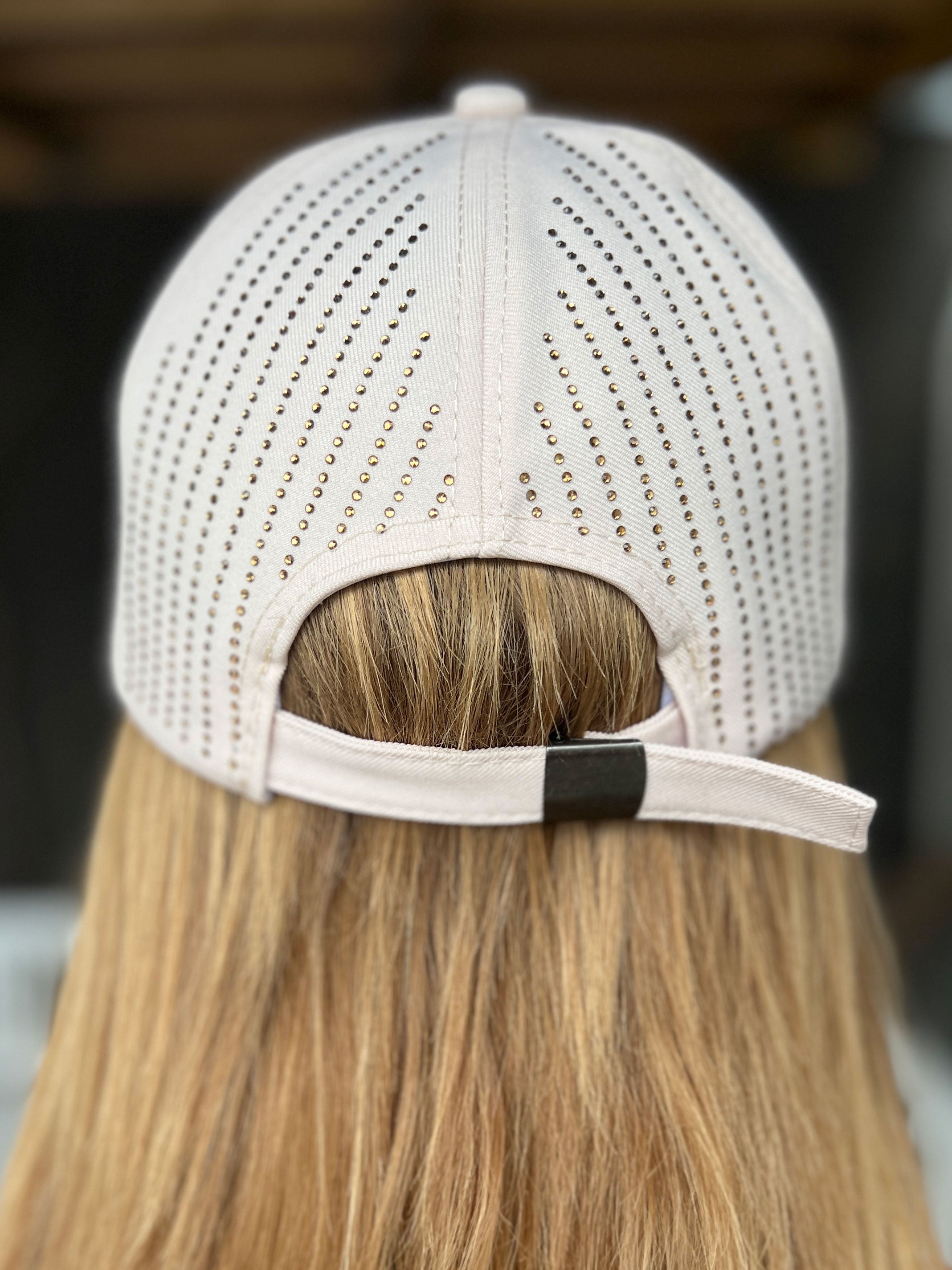 Mallie - Ensfarvet kasket pyntet med similisten