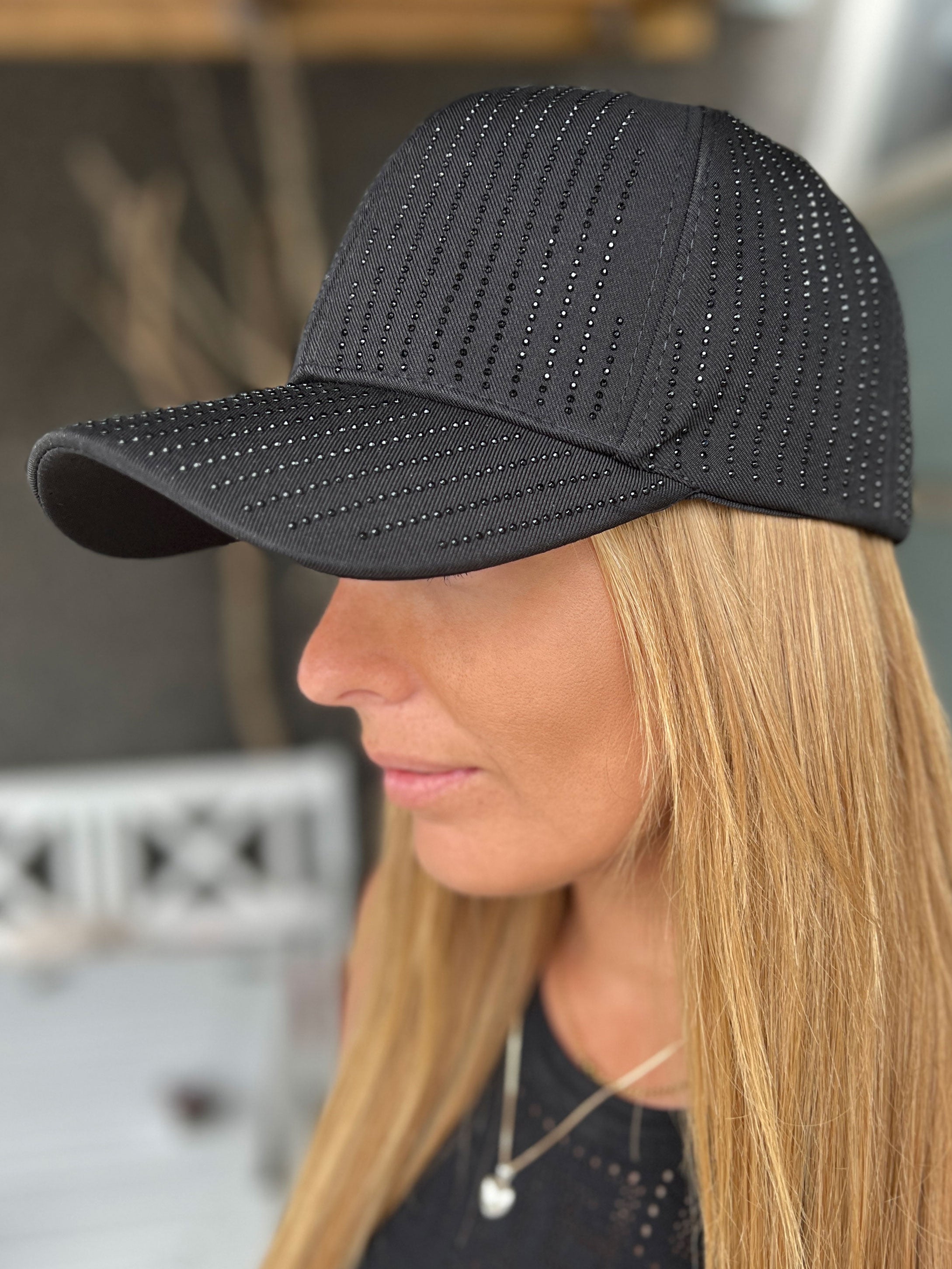 Mallie - Ensfarvet kasket pyntet med similisten