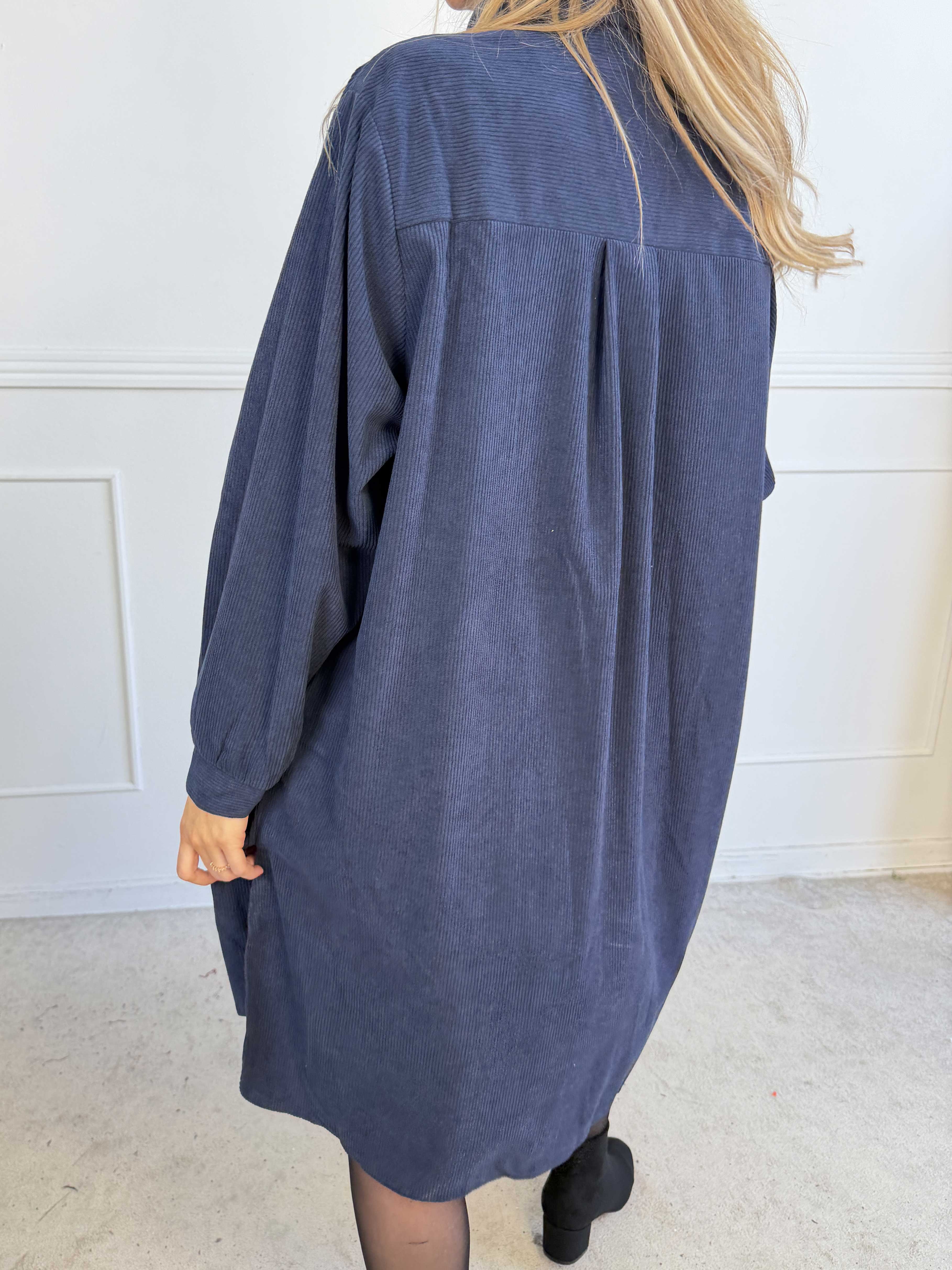 Manola - Plus size skjortekjole i blød fløjl med fine træknapper hele vejen ned