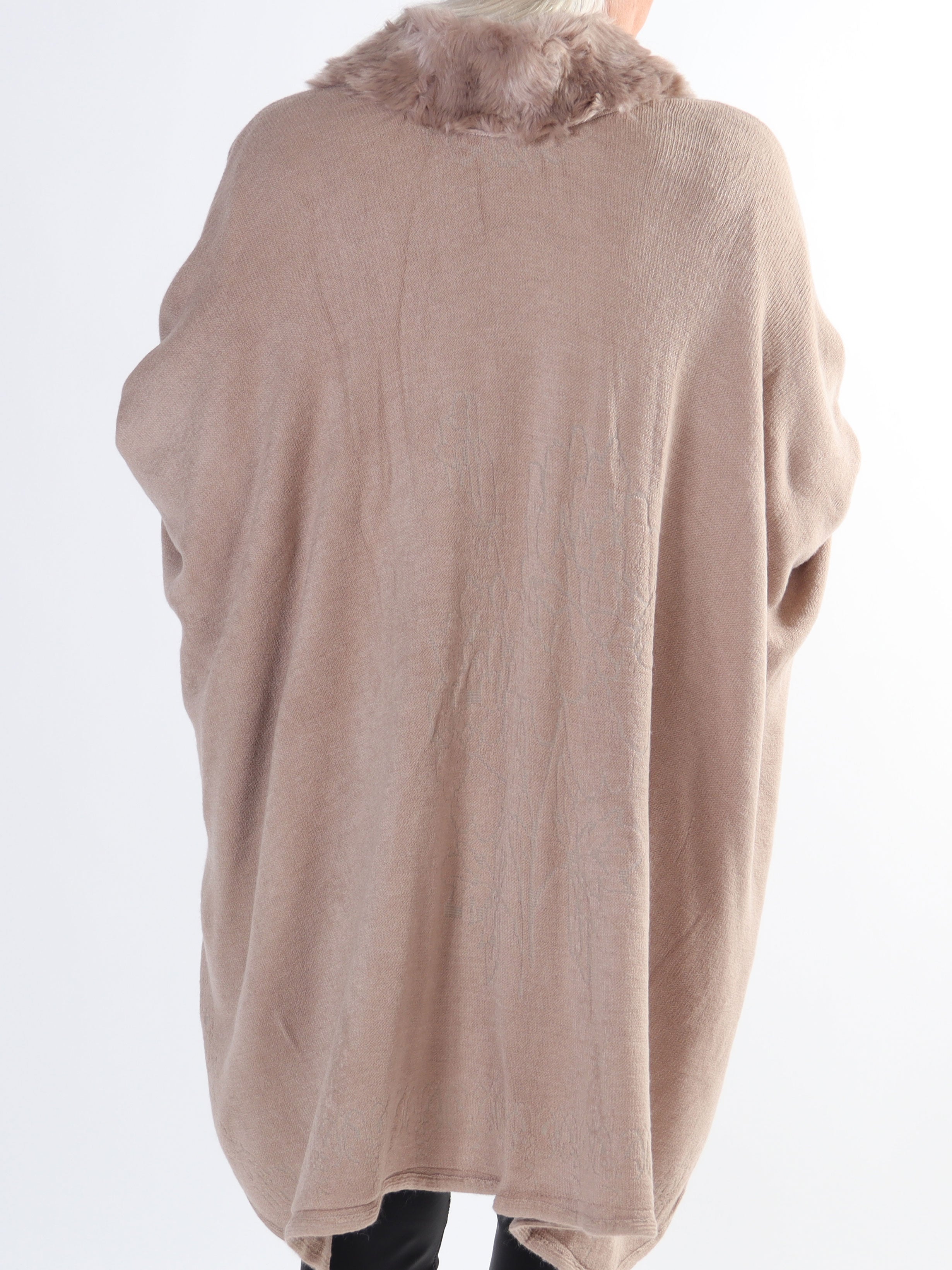 Manon - Plus size strikponcho med faux fur pelskant