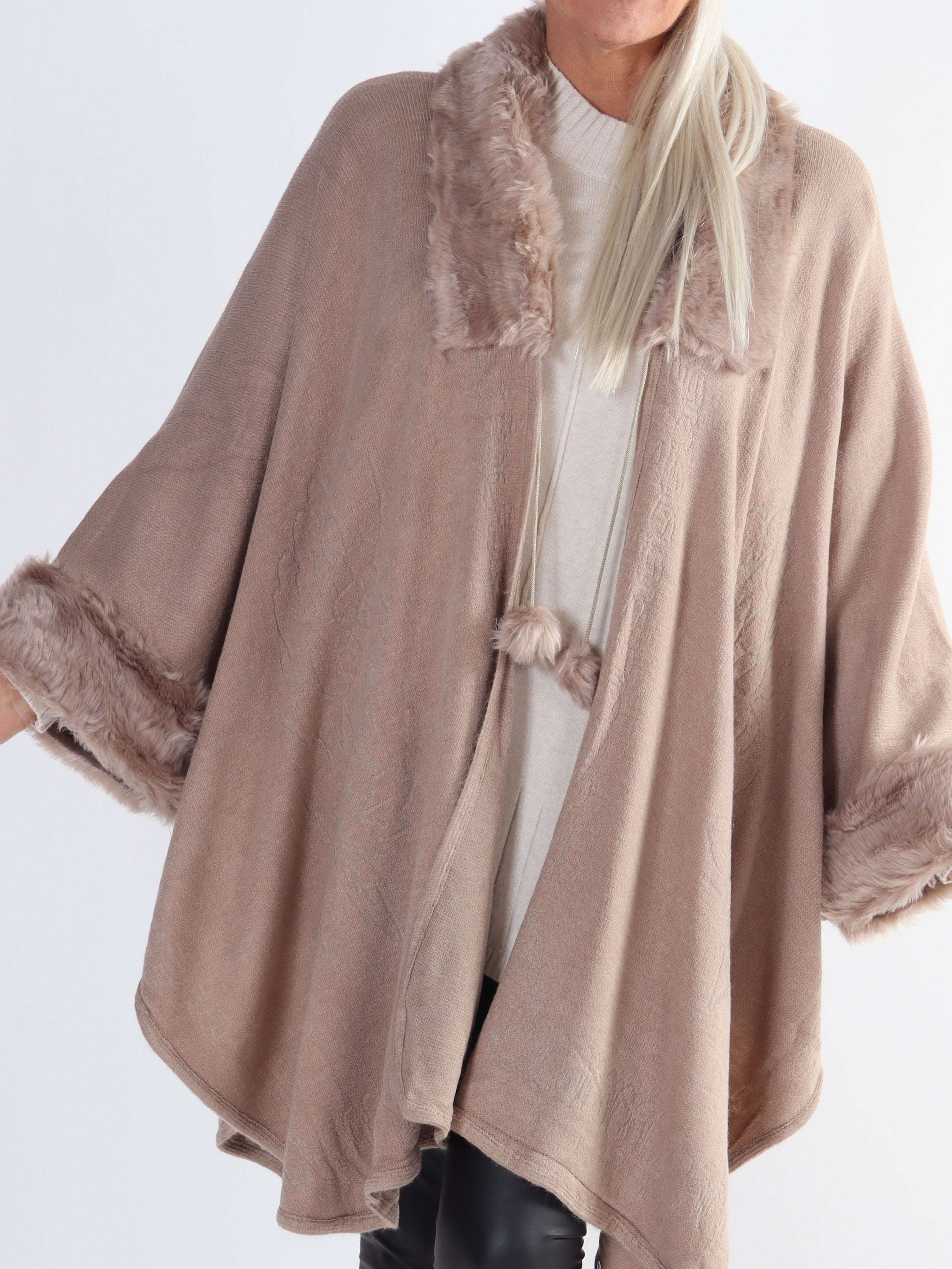 Manon - Plus size strikponcho med faux fur pelskant