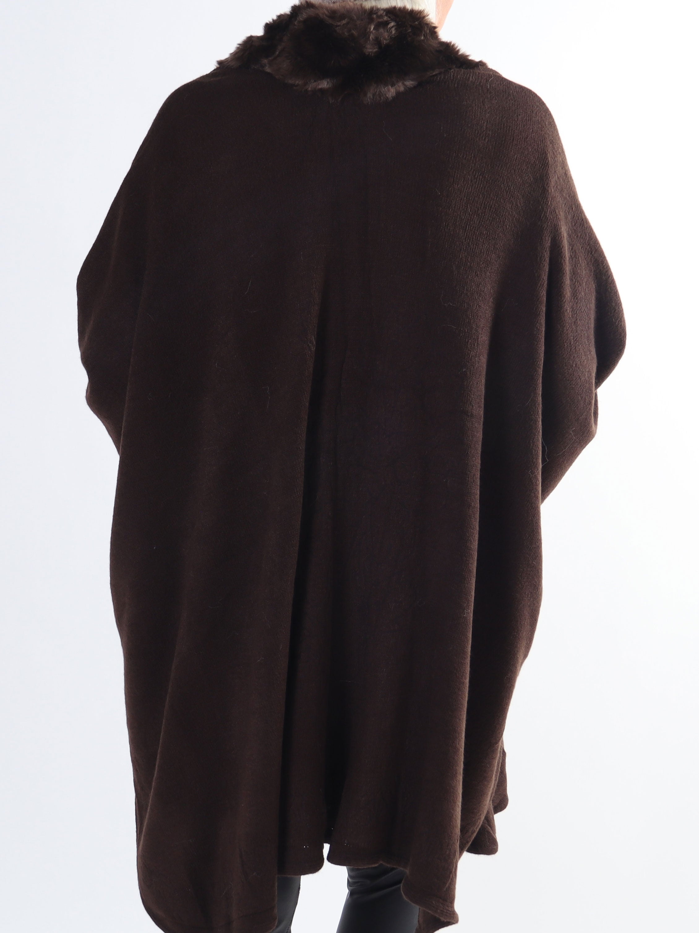 Manon - Plus size strikponcho med faux fur pelskant