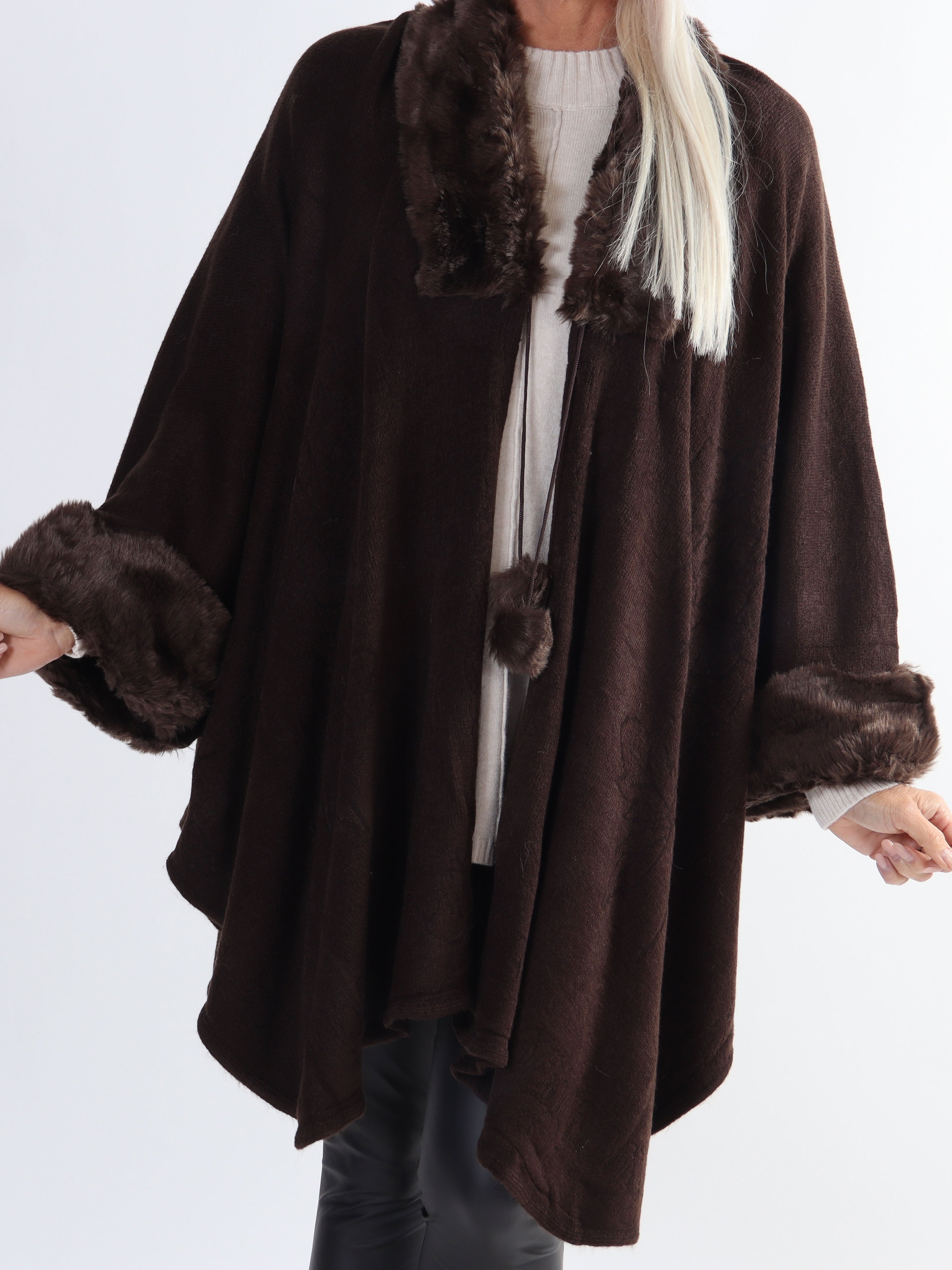 Manon - Plus size strikponcho med faux fur pelskant