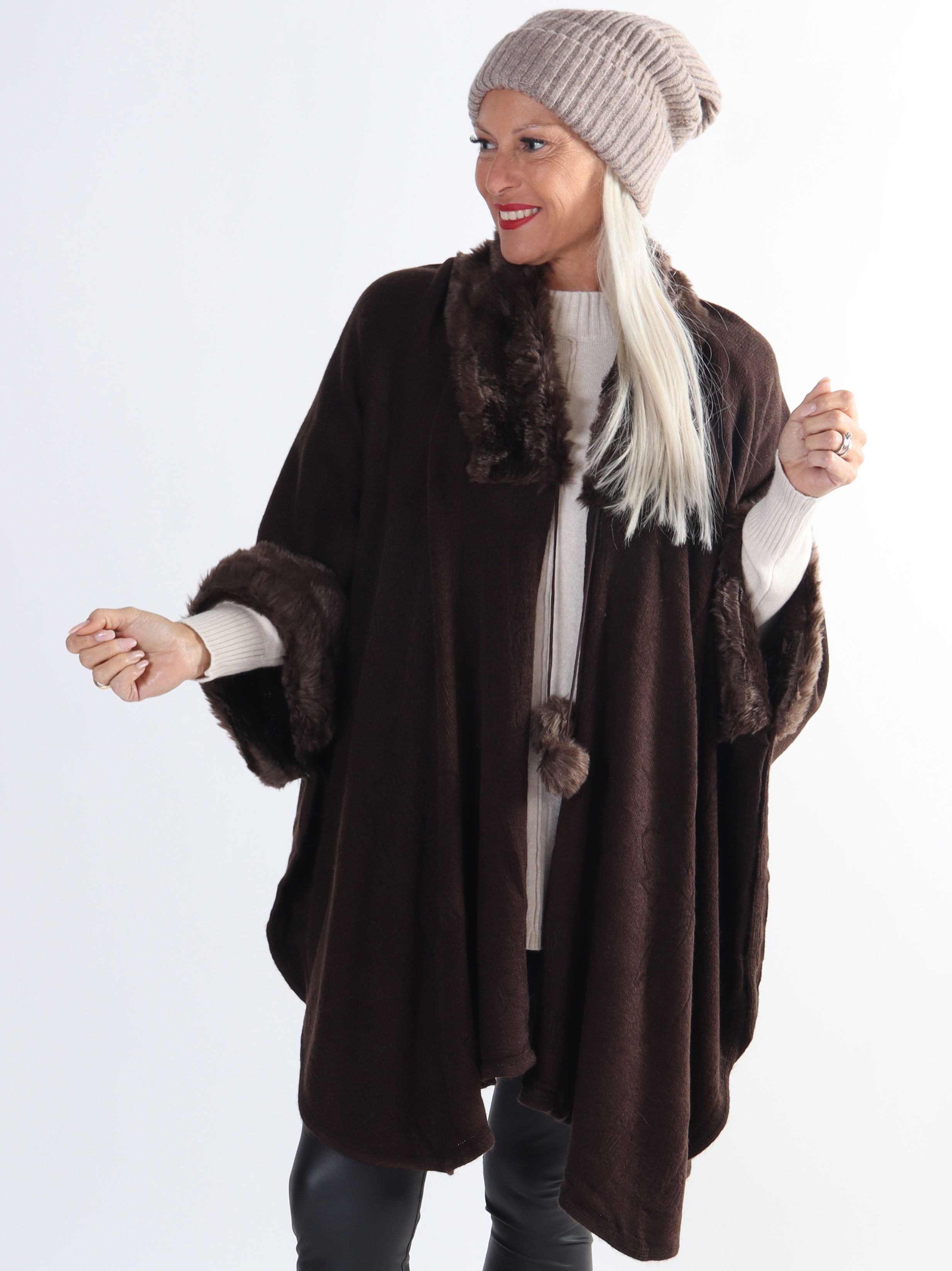 Manon - Plus size strikponcho med faux fur pelskant