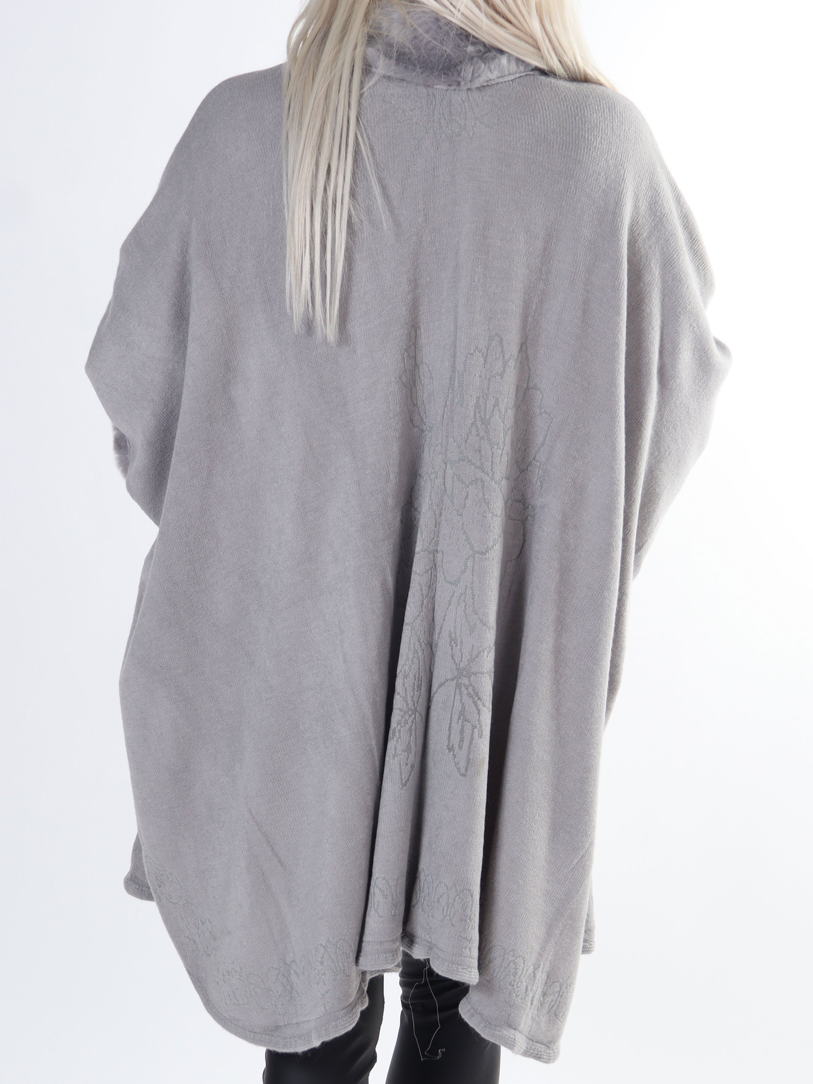 Manon - Plus size strikponcho med faux fur pelskant