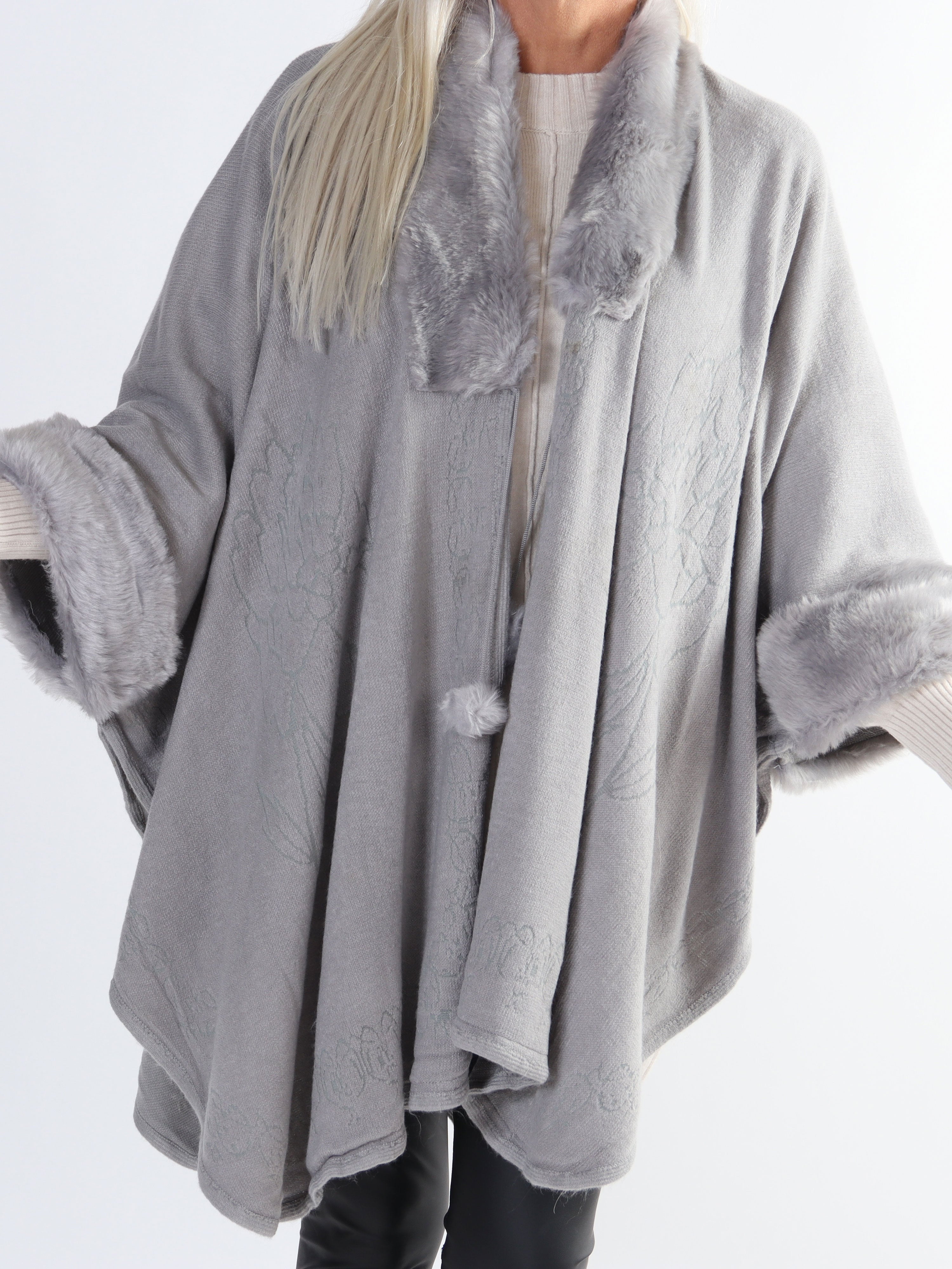 Manon - Plus size strikponcho med faux fur pelskant