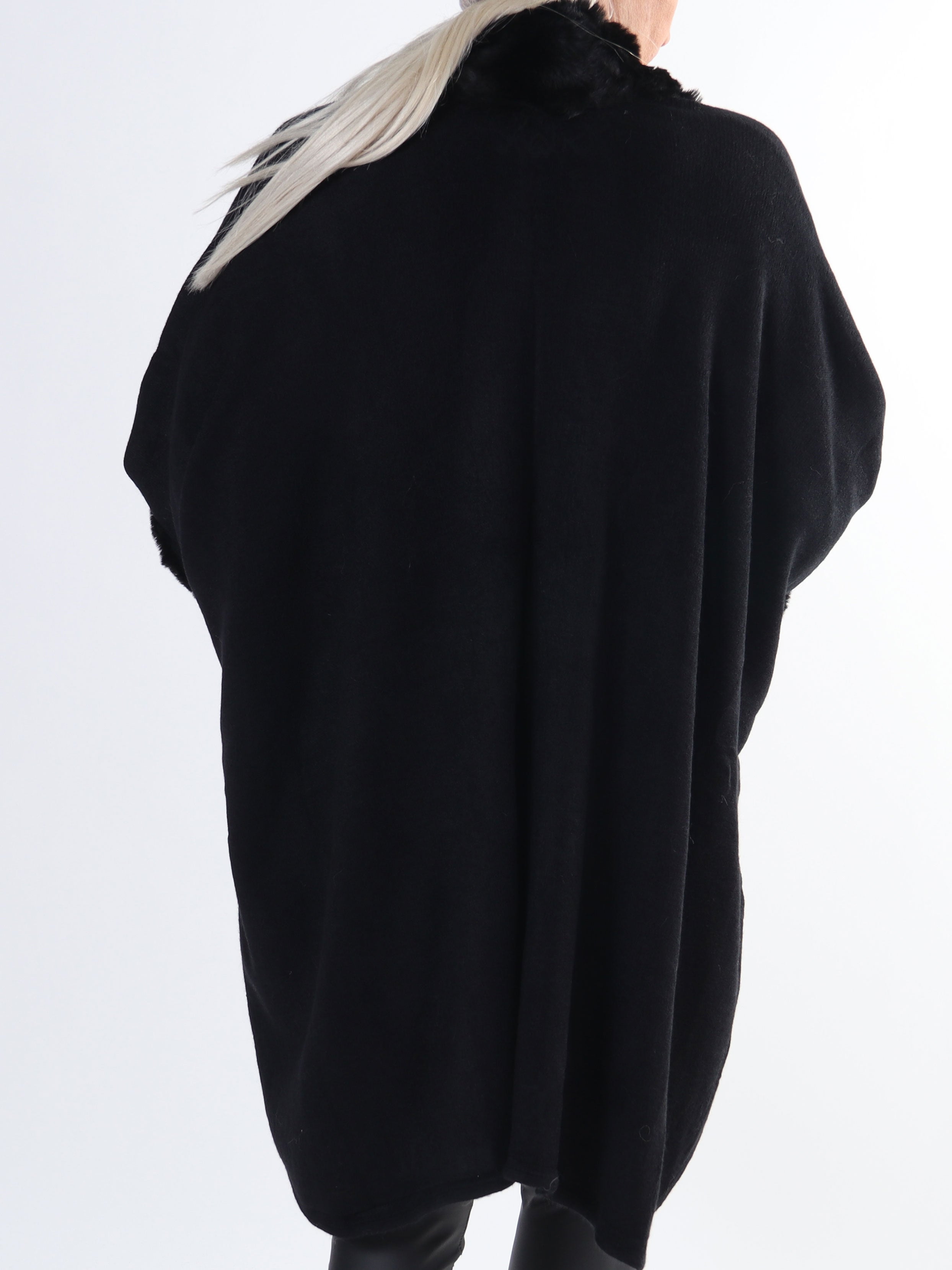 Manon - Plus size strikponcho med faux fur pelskant