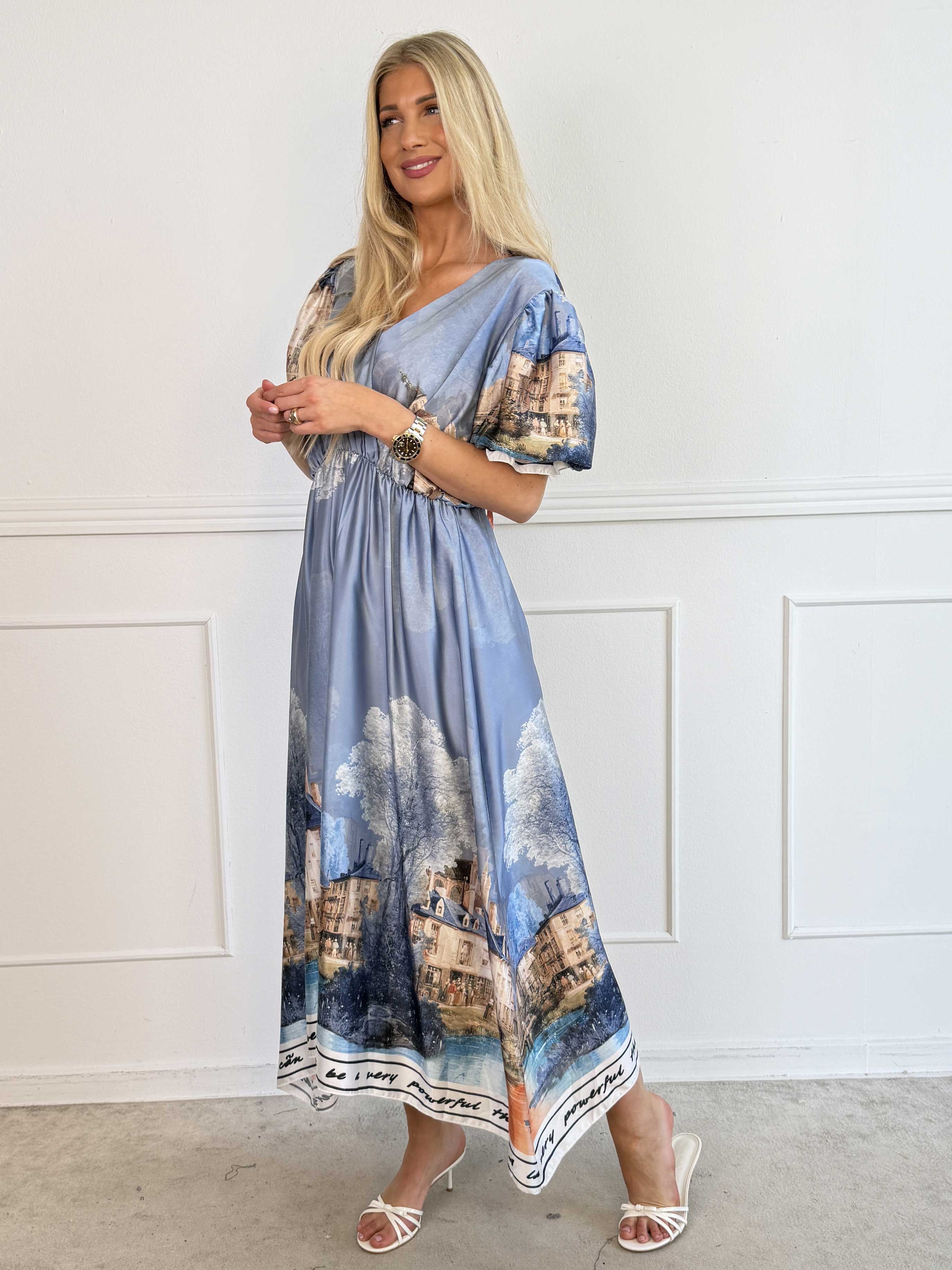 Manuela - Plus size kjole med bylandskabsmotiv på ærmerne og langs kanten forneden
