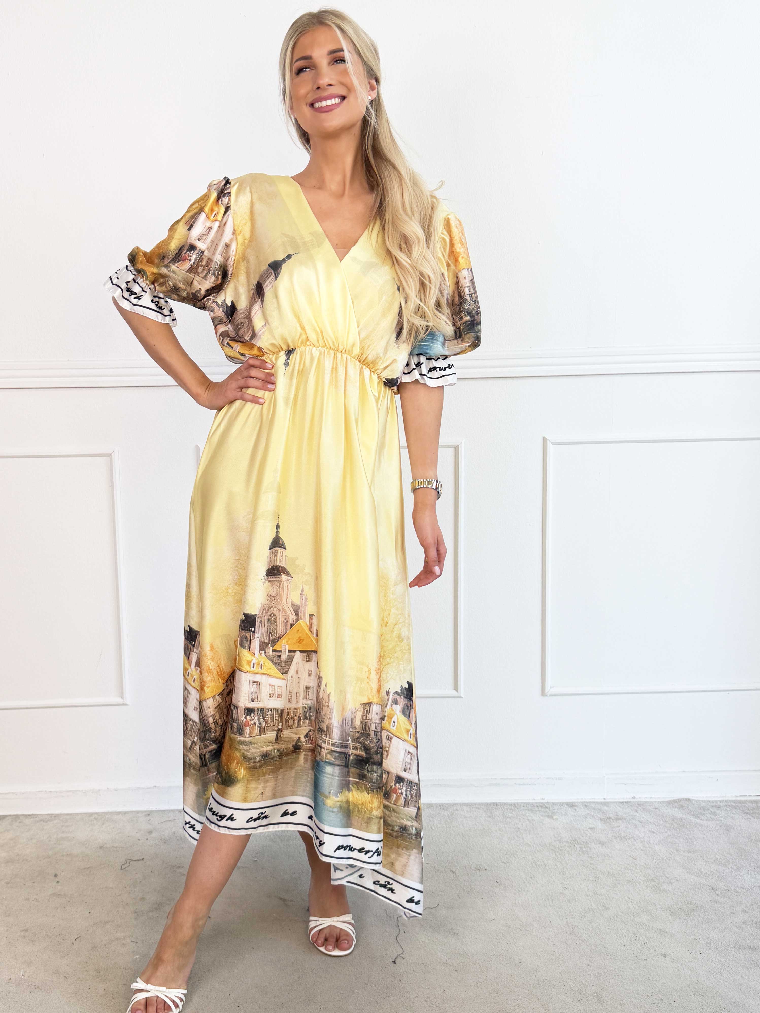 Manuela - Plus size kjole med bylandskabsmotiv på ærmerne og langs kanten forneden