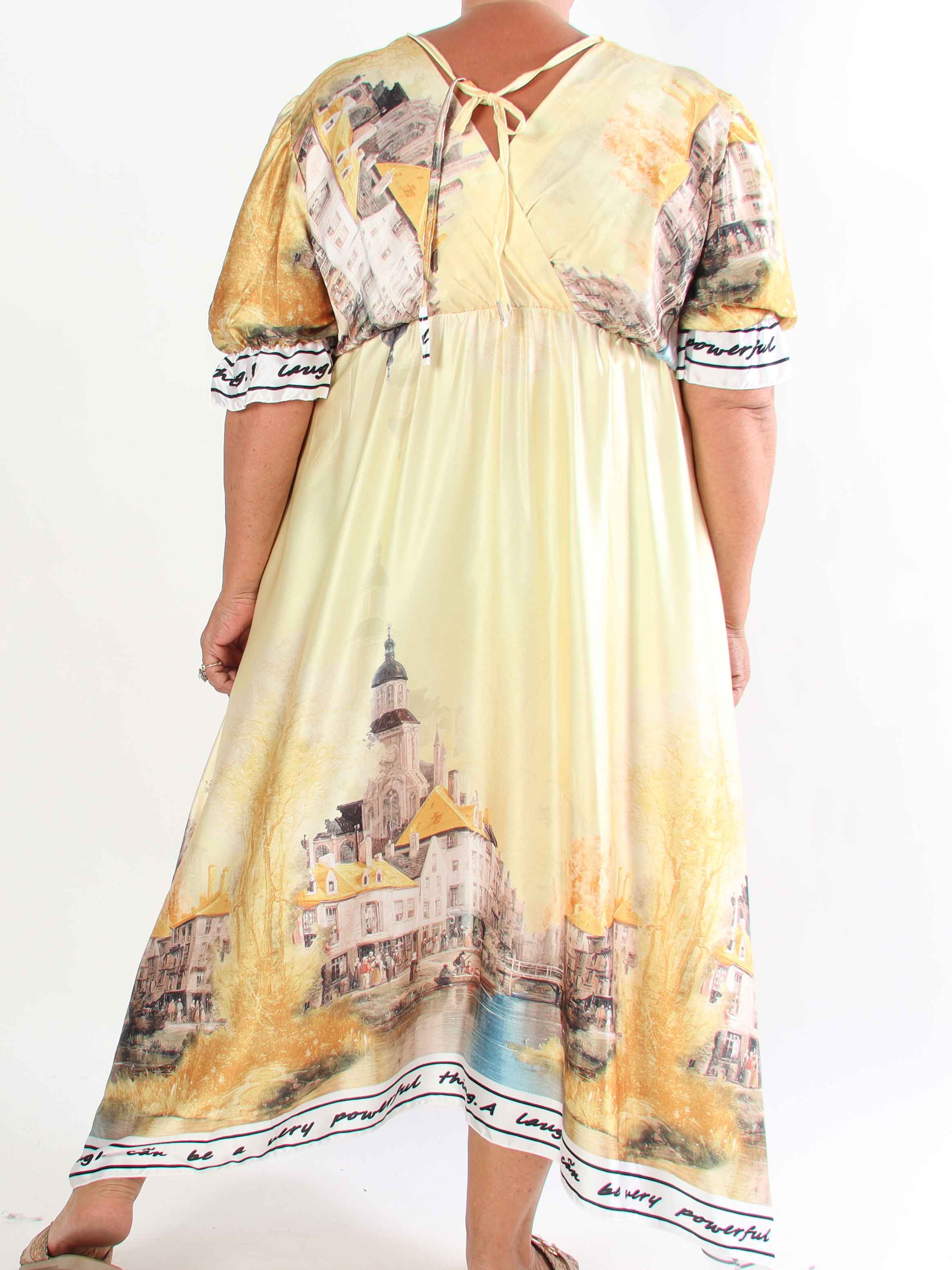 Manuela - Plus size kjole med bylandskabsmotiv på ærmerne og langs kanten forneden