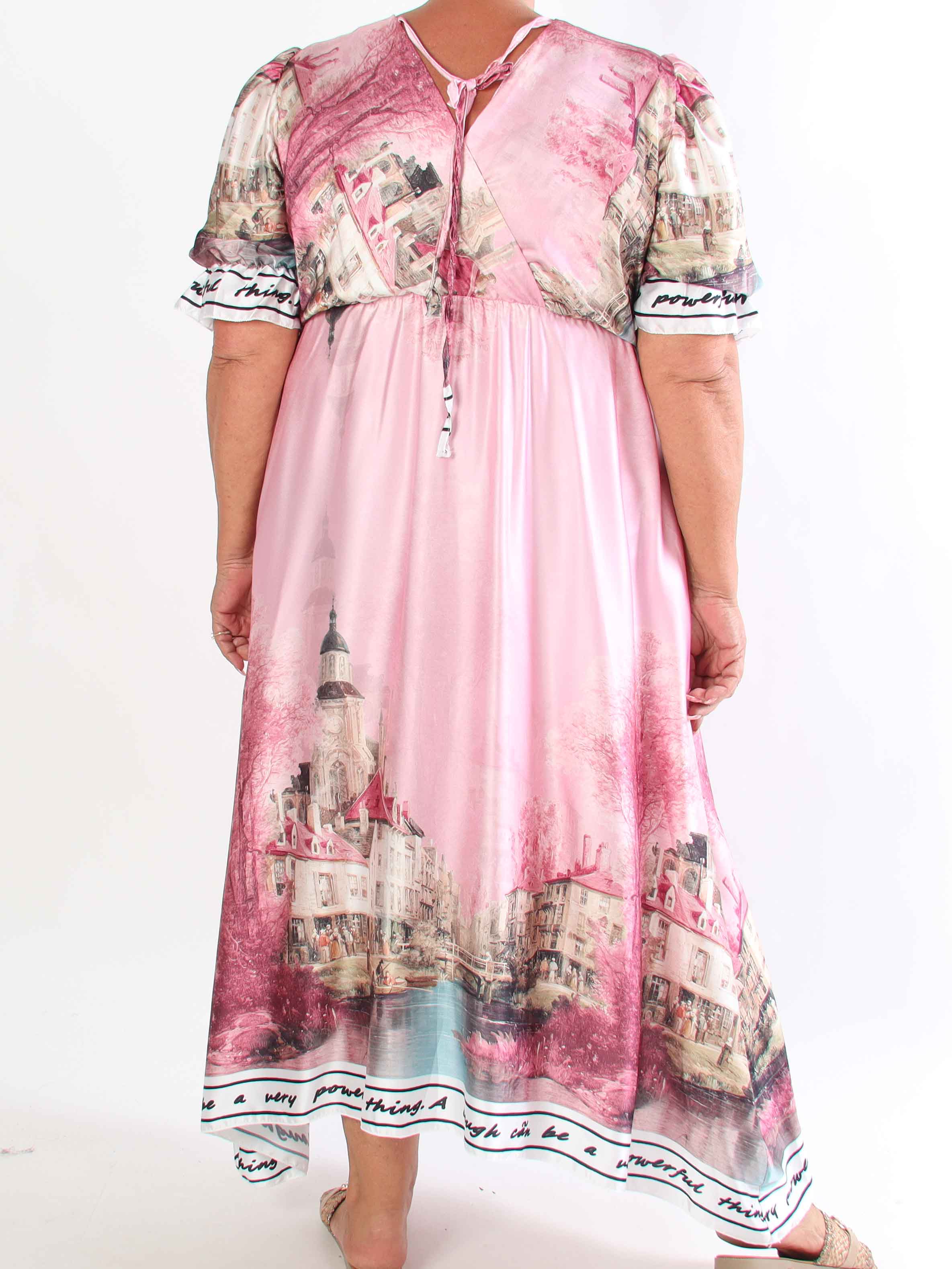 Manuela - Plus size kjole med bylandskabsmotiv på ærmerne og langs kanten forneden