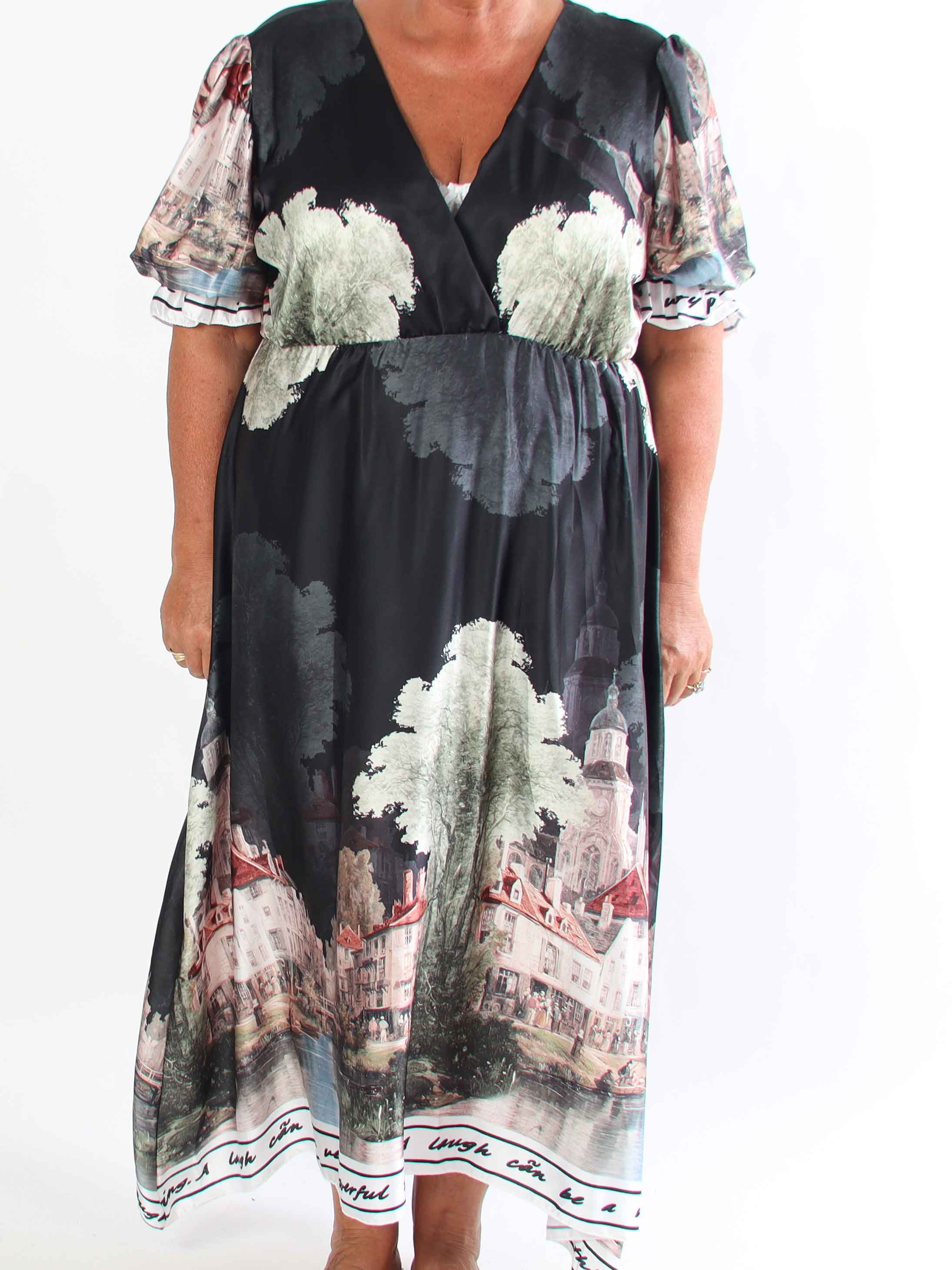 Manuela - Plus size kjole med bylandskabsmotiv på ærmerne og langs kanten forneden