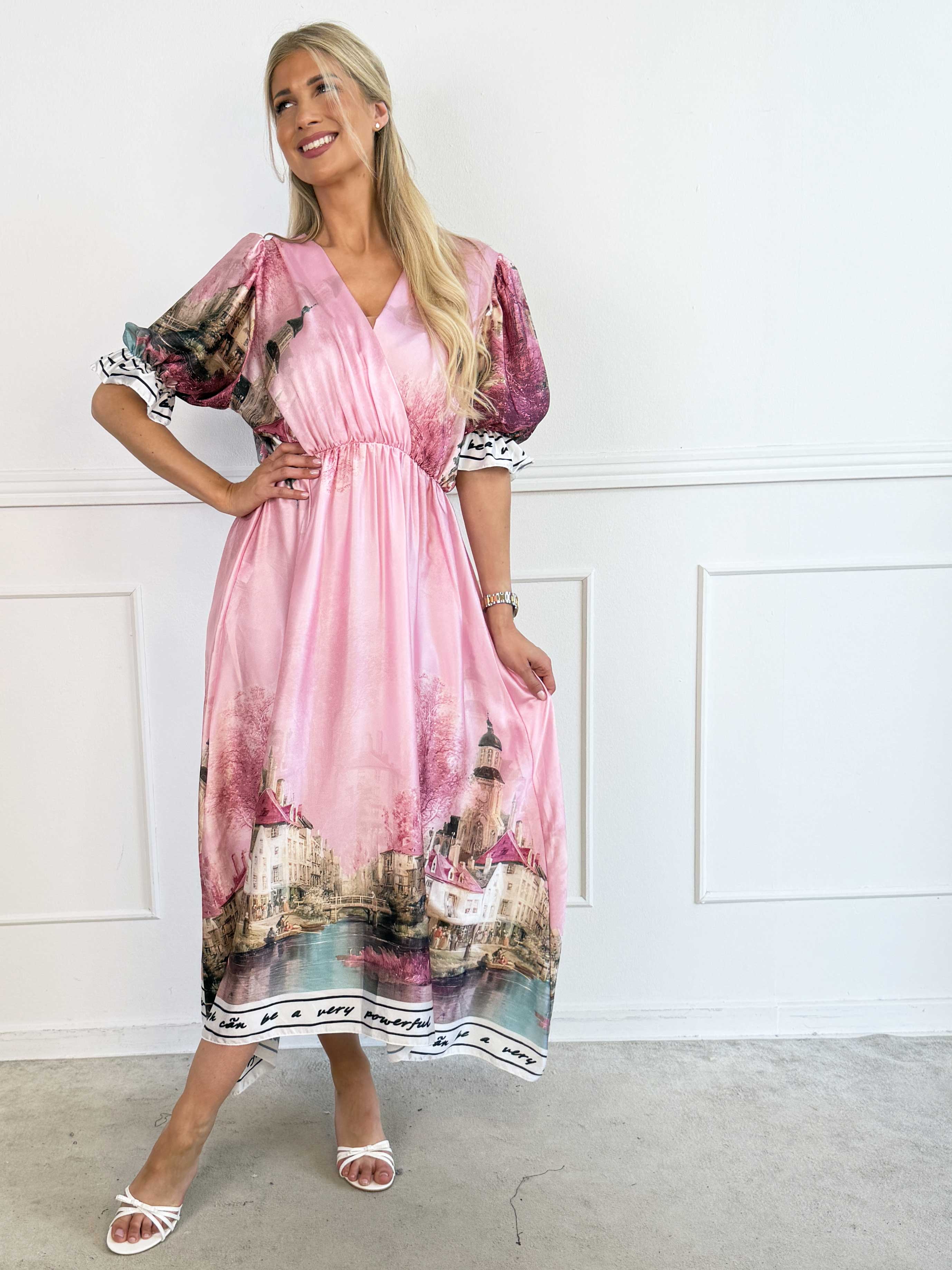 Manuela - Plus size kjole med bylandskabsmotiv på ærmerne og langs kanten forneden
