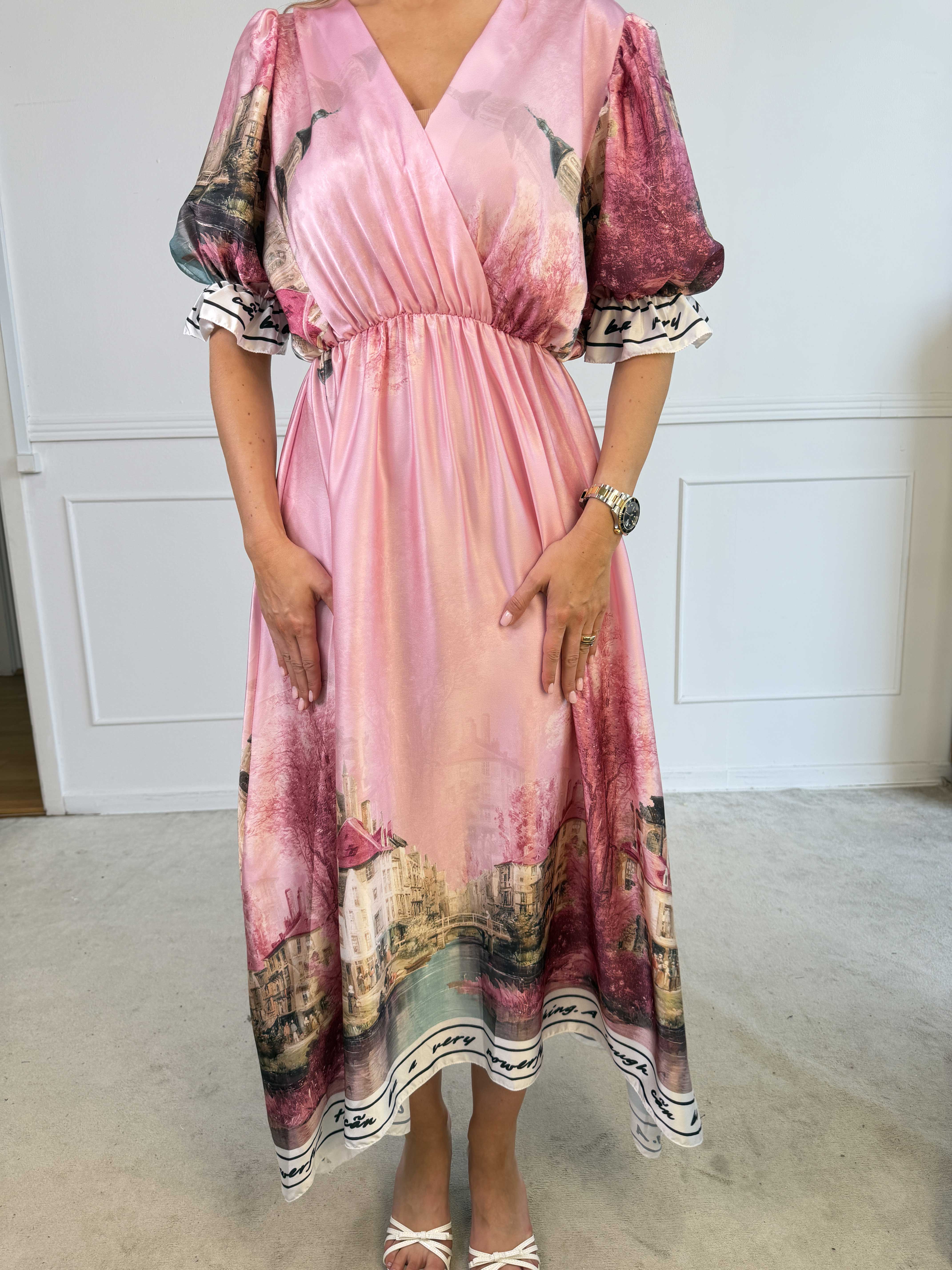 Manuela - Plus size kjole med bylandskabsmotiv på ærmerne og langs kanten forneden